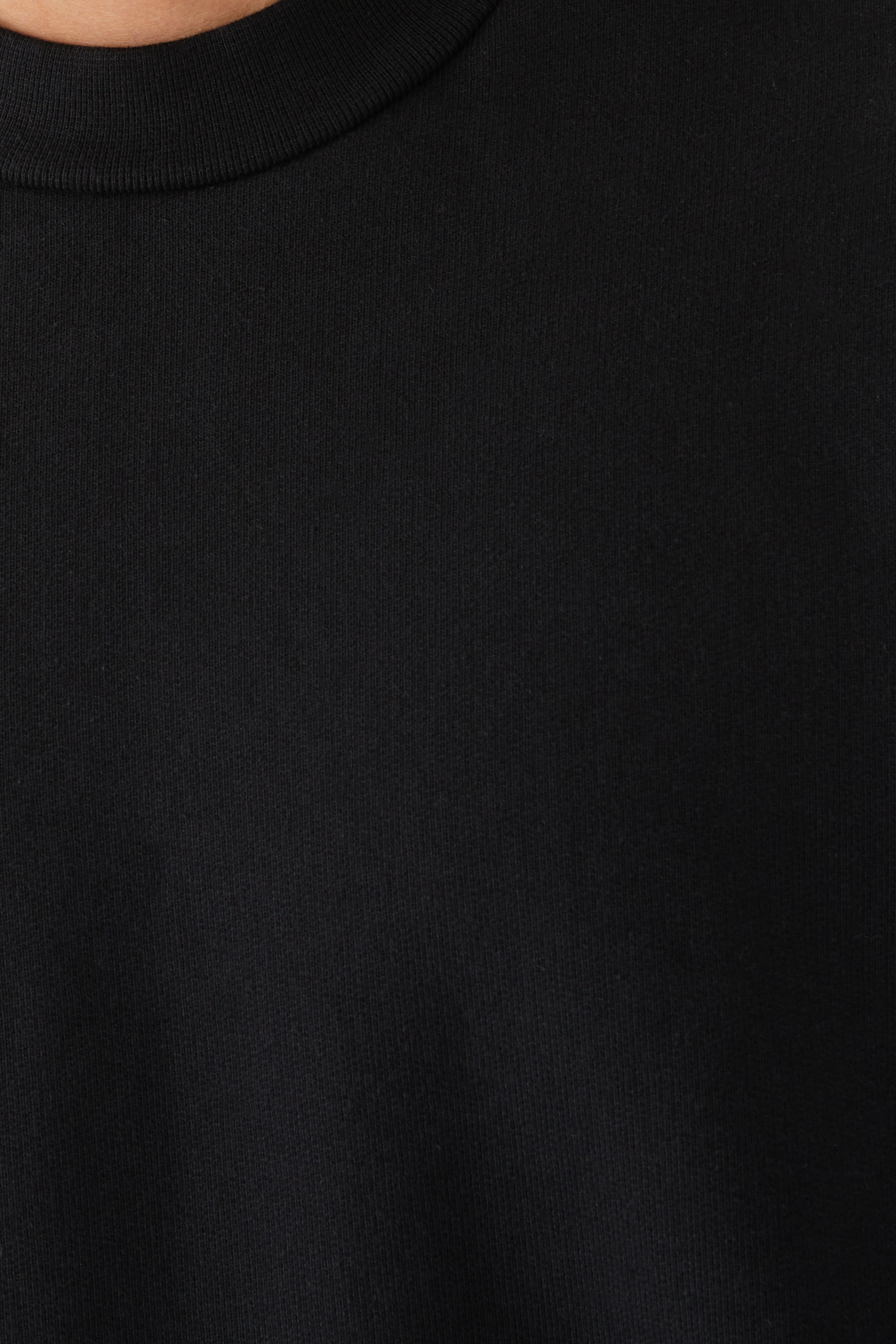 سويت شيرت بياقة ضيقة قماش ثقيل جدا بوزن 800 غرام في المتر