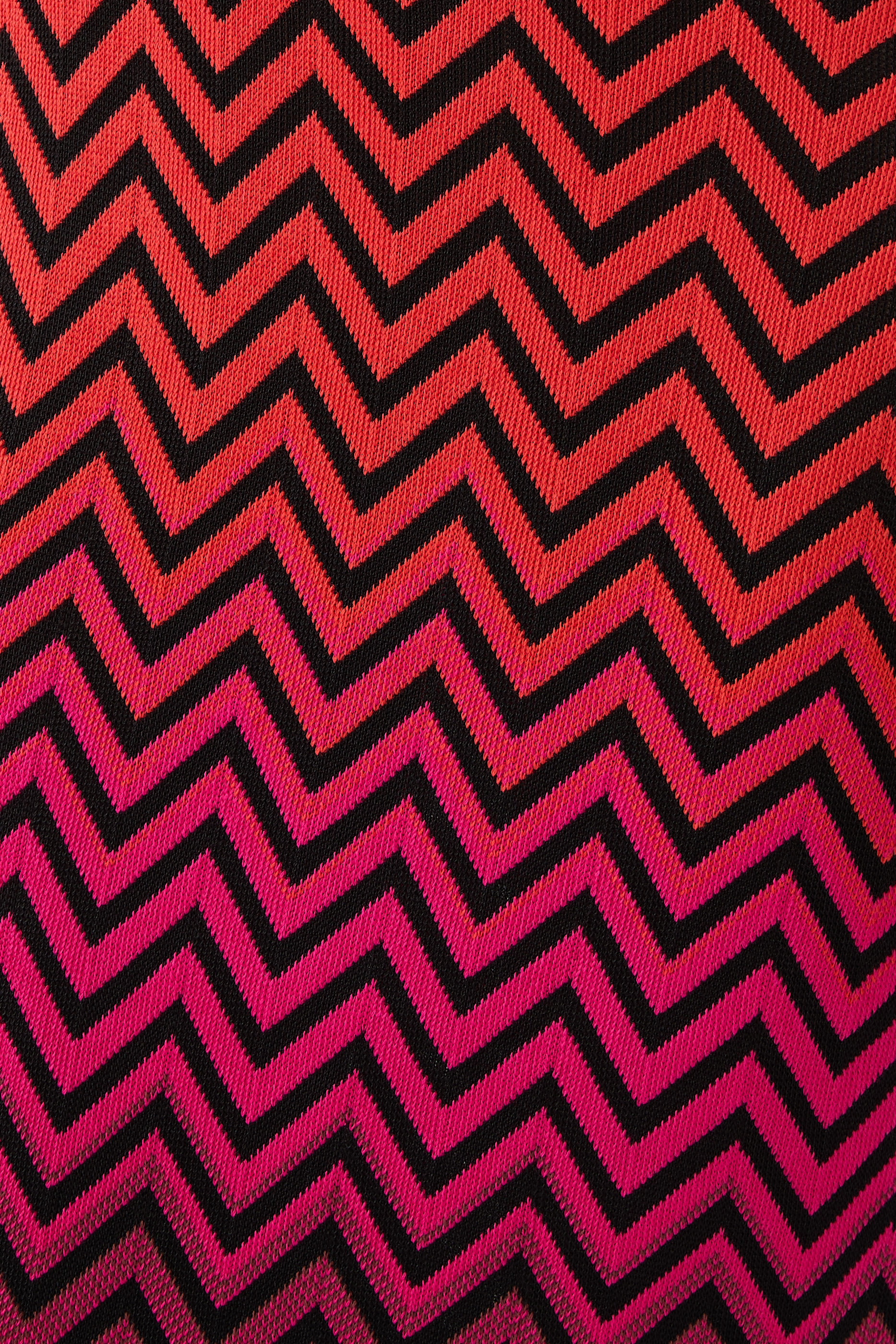 فستان متوسط الطول مزين خطوط متعرجة بألوان متدرجة