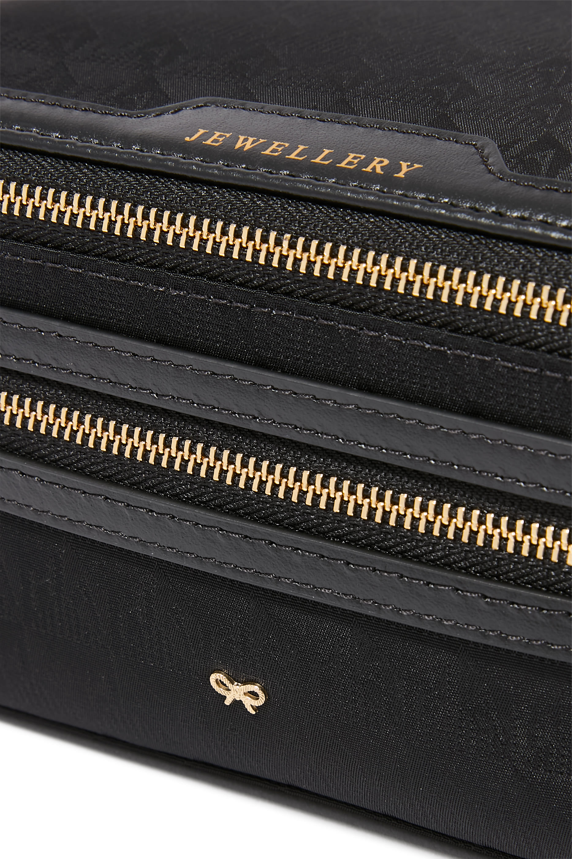  حقيبة مجوهرات صغيرة بشعار الماركة