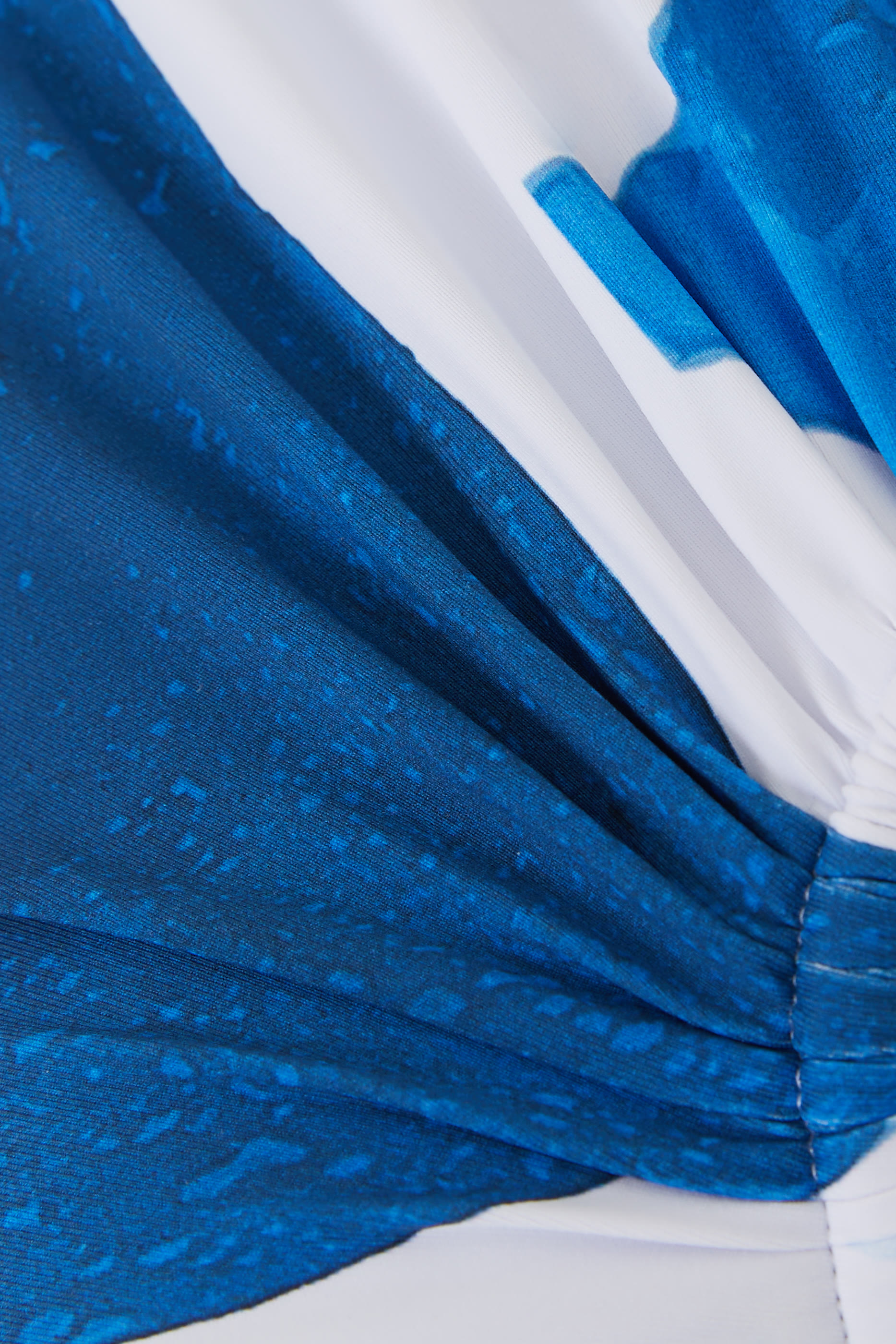 بلوزة نوا بلا أكمام