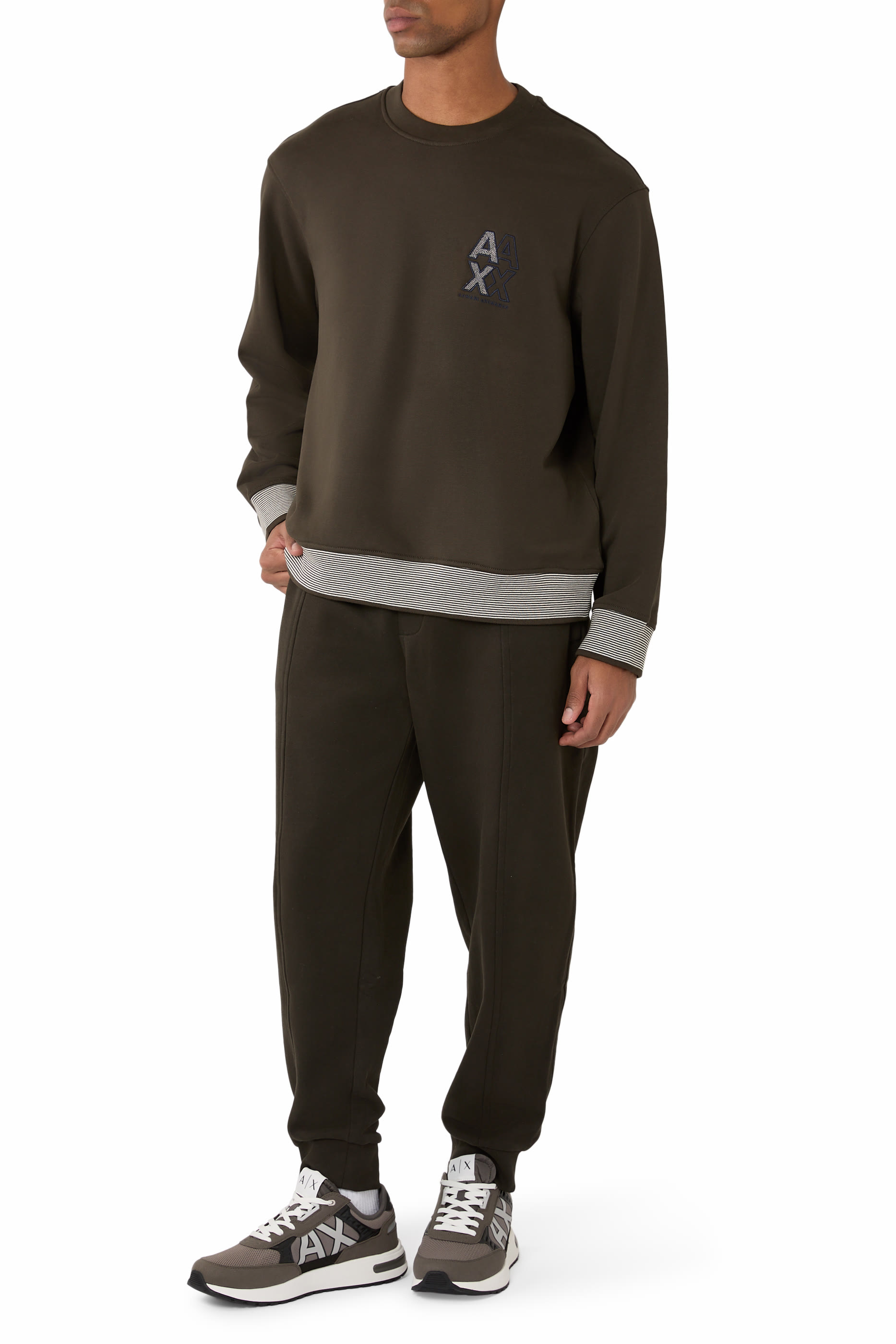 سويت شيرت بياقة ضيقة وشعار الماركة