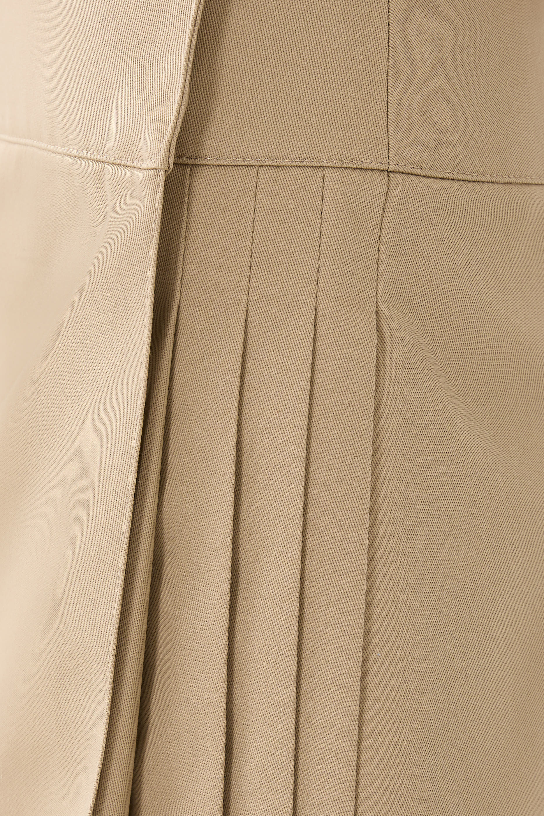 تنورة قصيرة بطيات وحزام