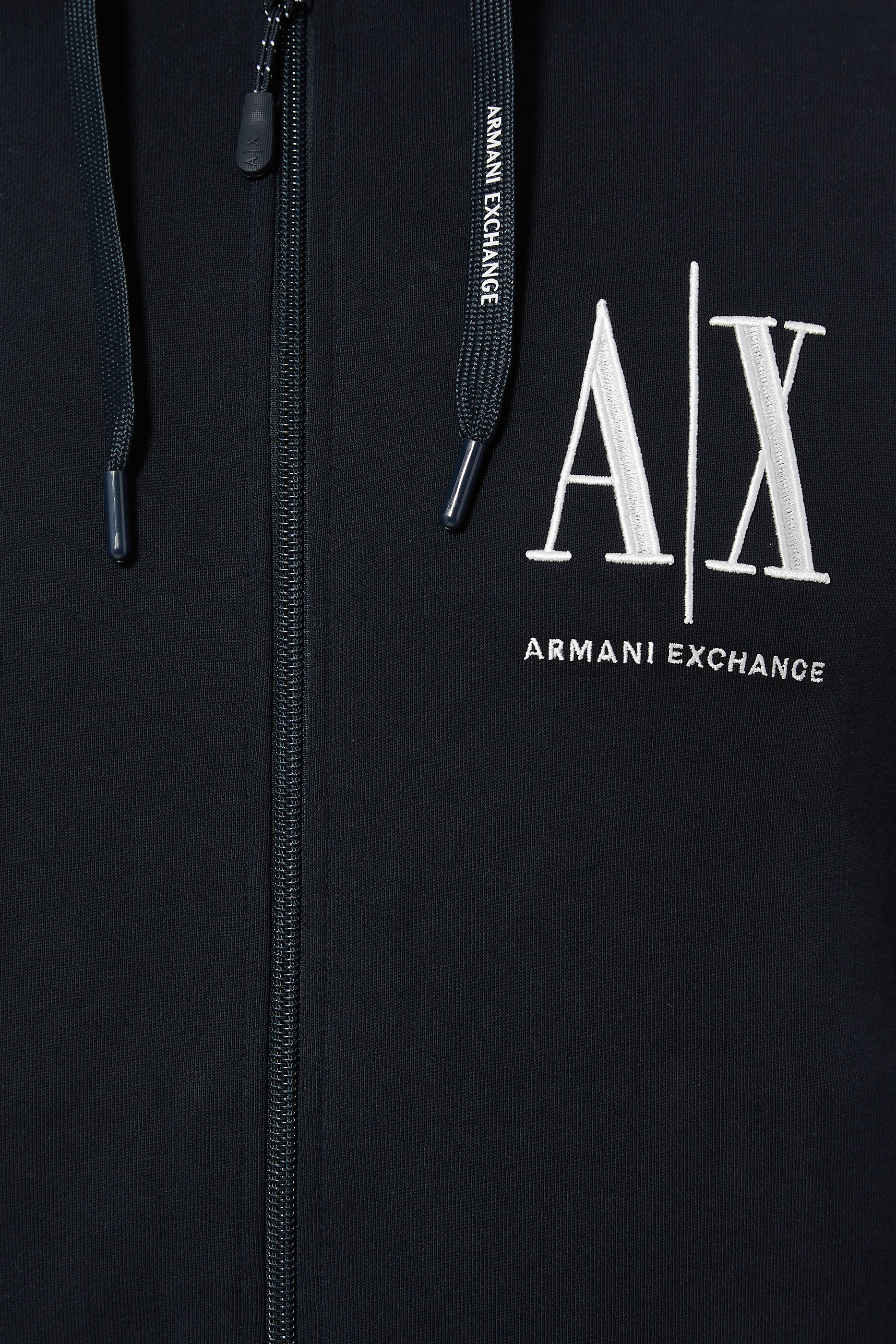 كنزة بغطاء رأس بشعار الماركة