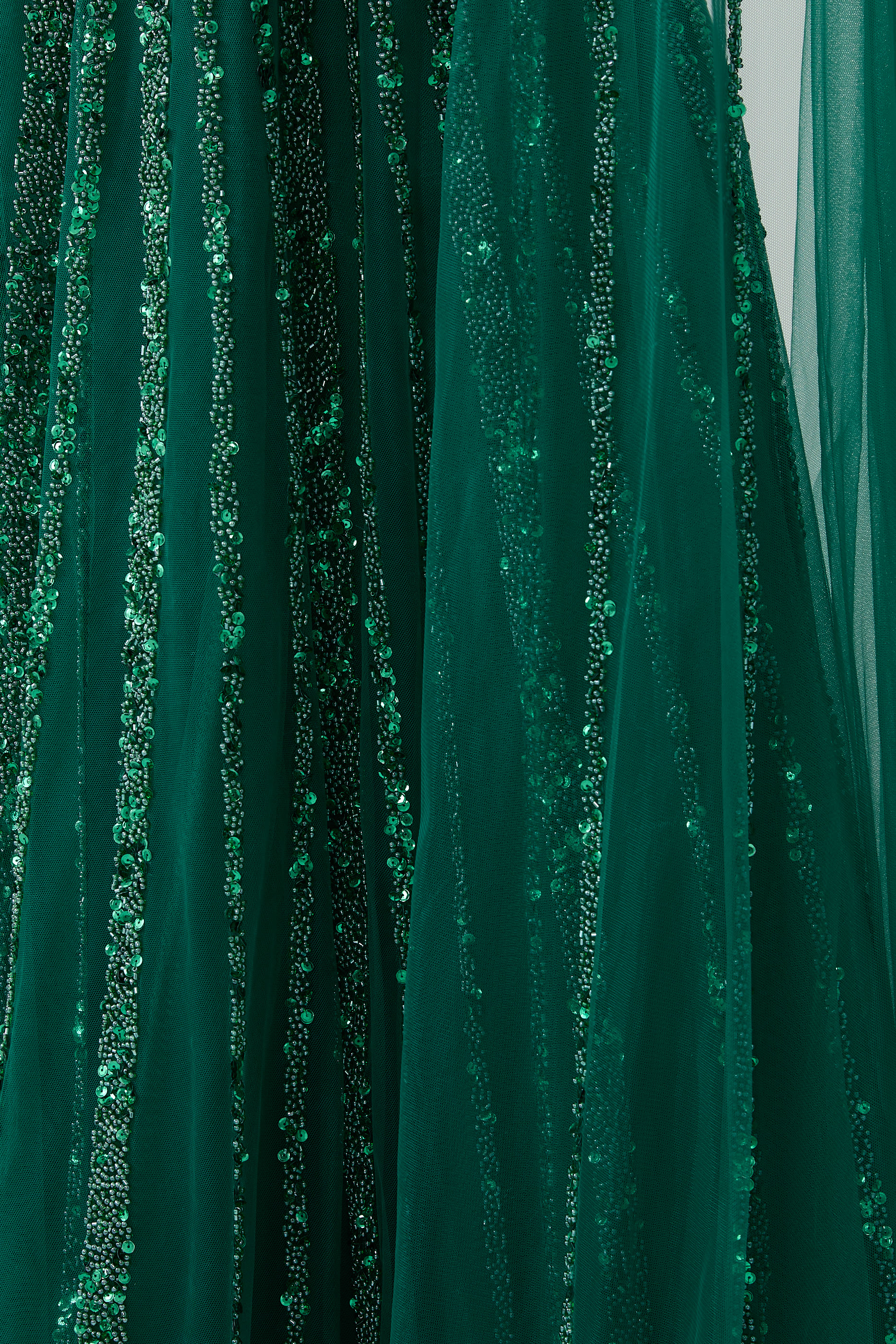 فستان سهرة بأكمام كاب