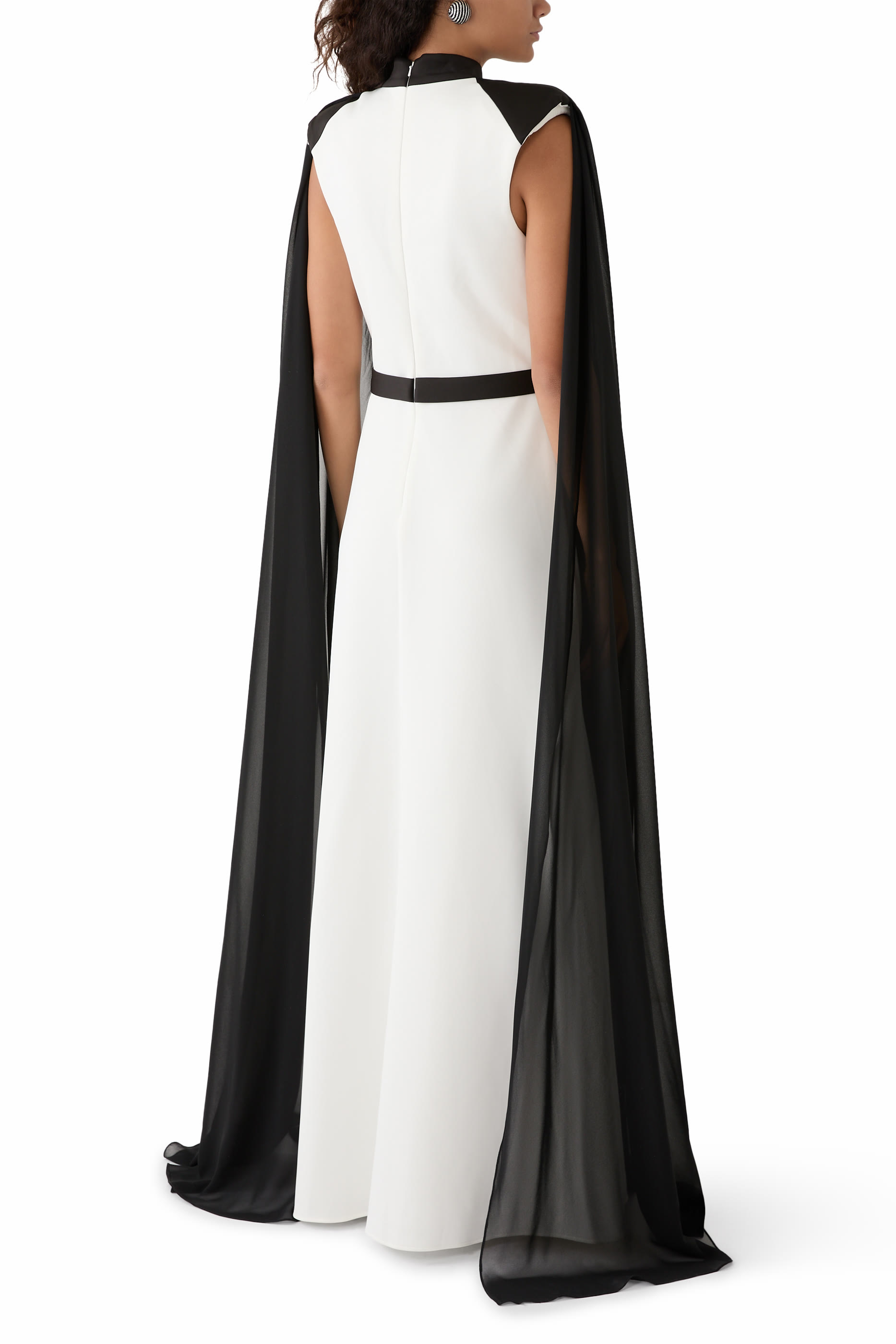 فستان سهرة بأكمام كاب