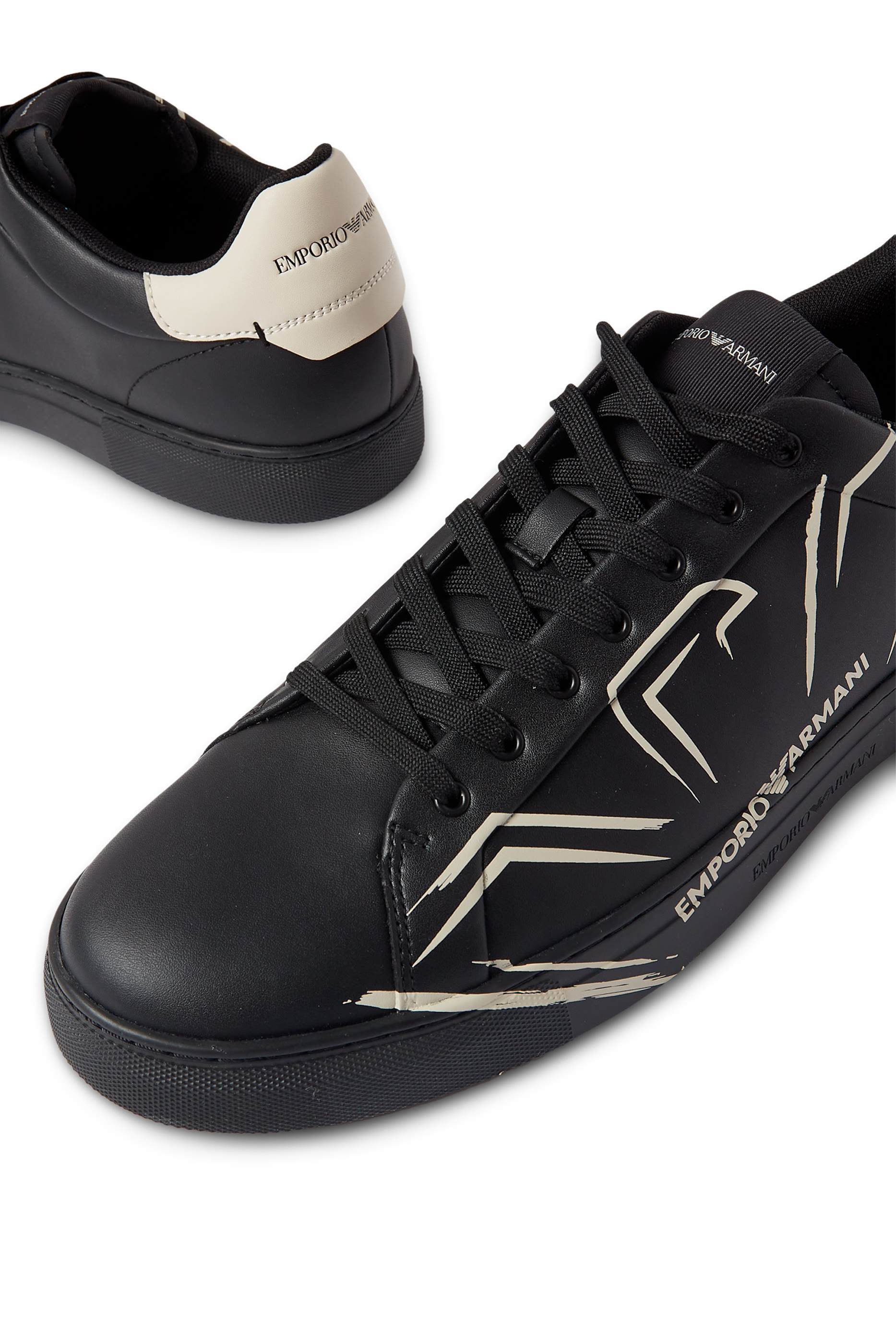 سنيكرز مزين بشعار الماركة بحجم كبير