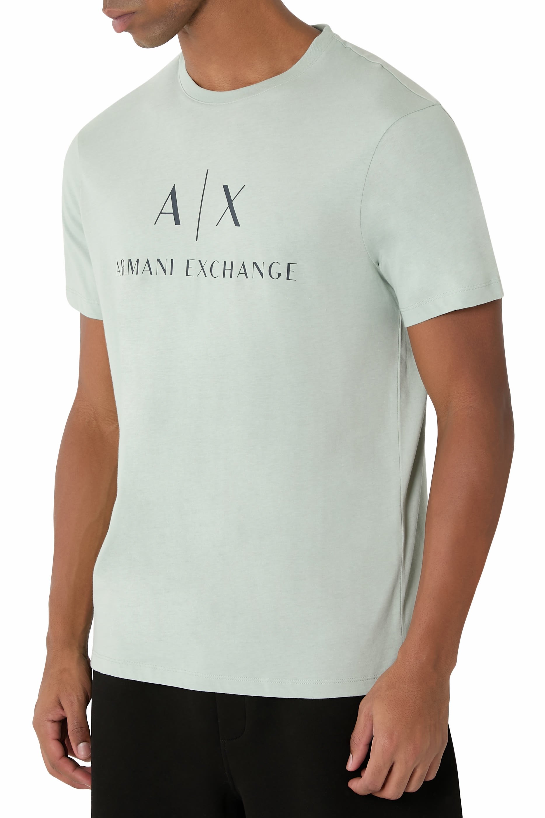 تيشيرت بشعار الماركة بقصة ضيقة جرسيه