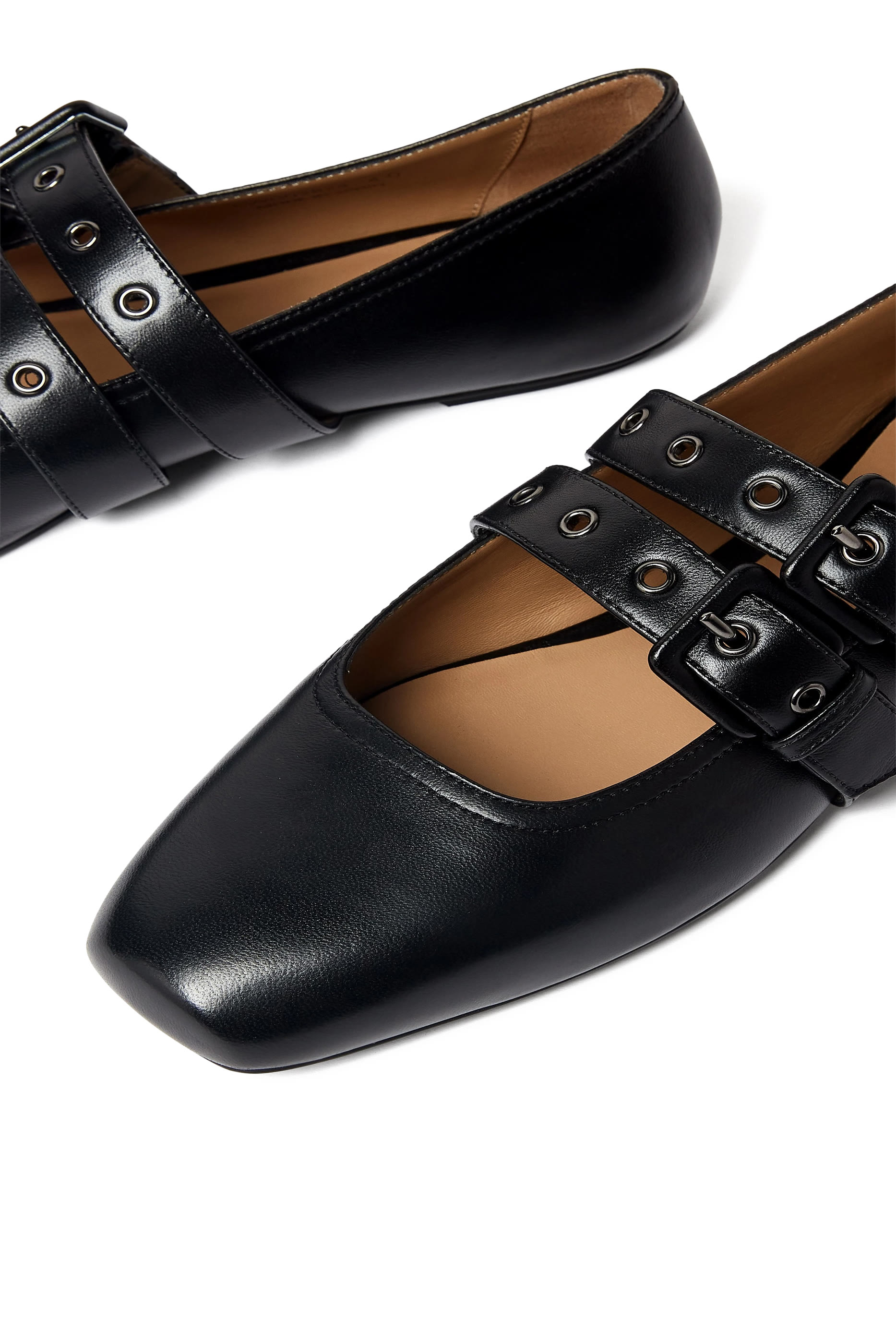 حذاء بالرينا بمقدمة مربعة وسير مزدوج