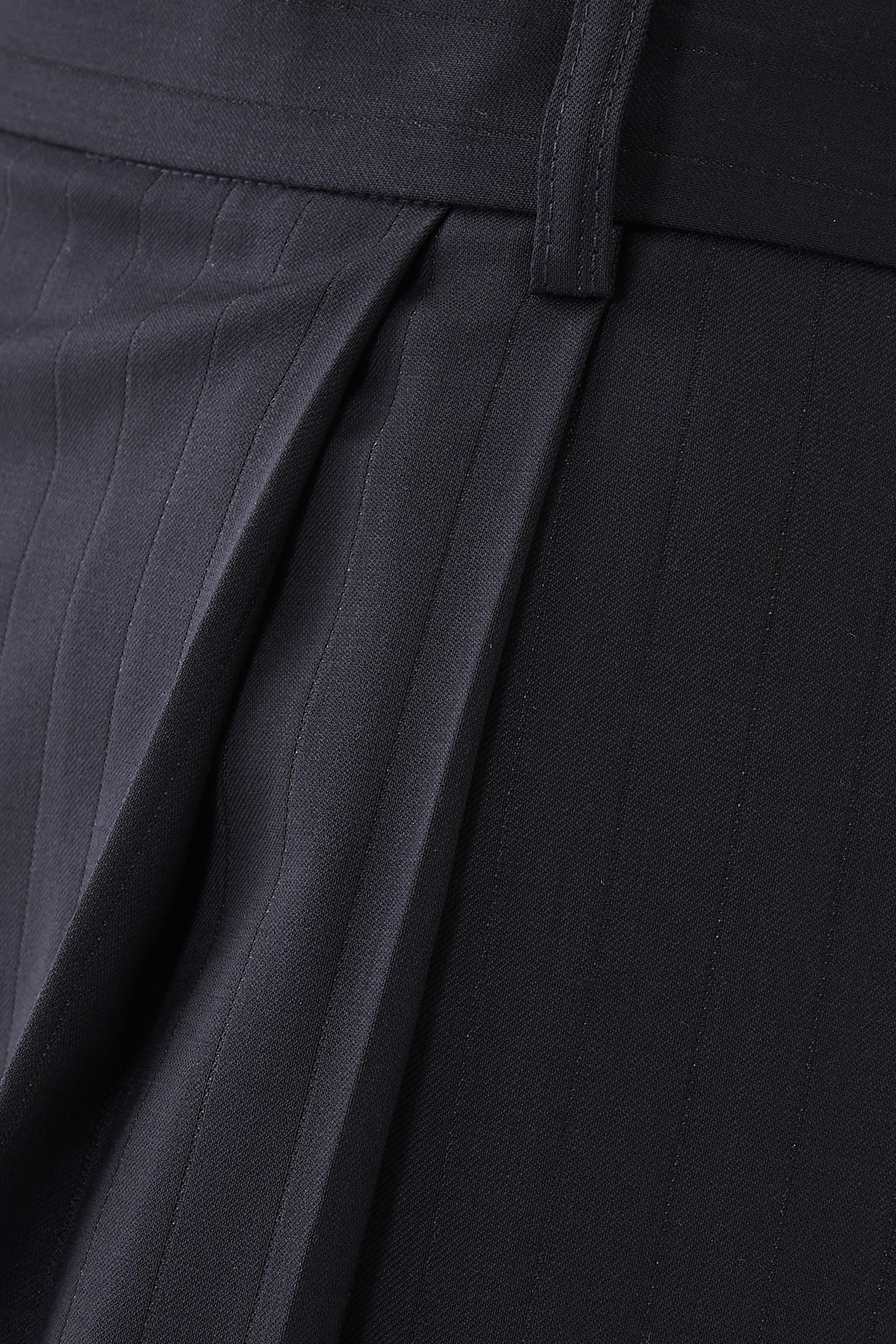 بنطال بطيات وقصة ساق واسعة