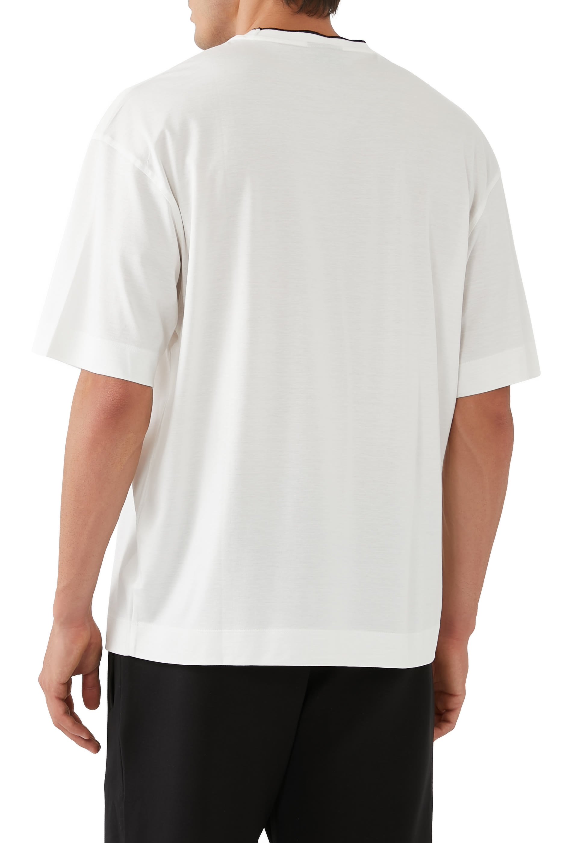 تيشيرت بياقة ضيقة بشعار الماركة