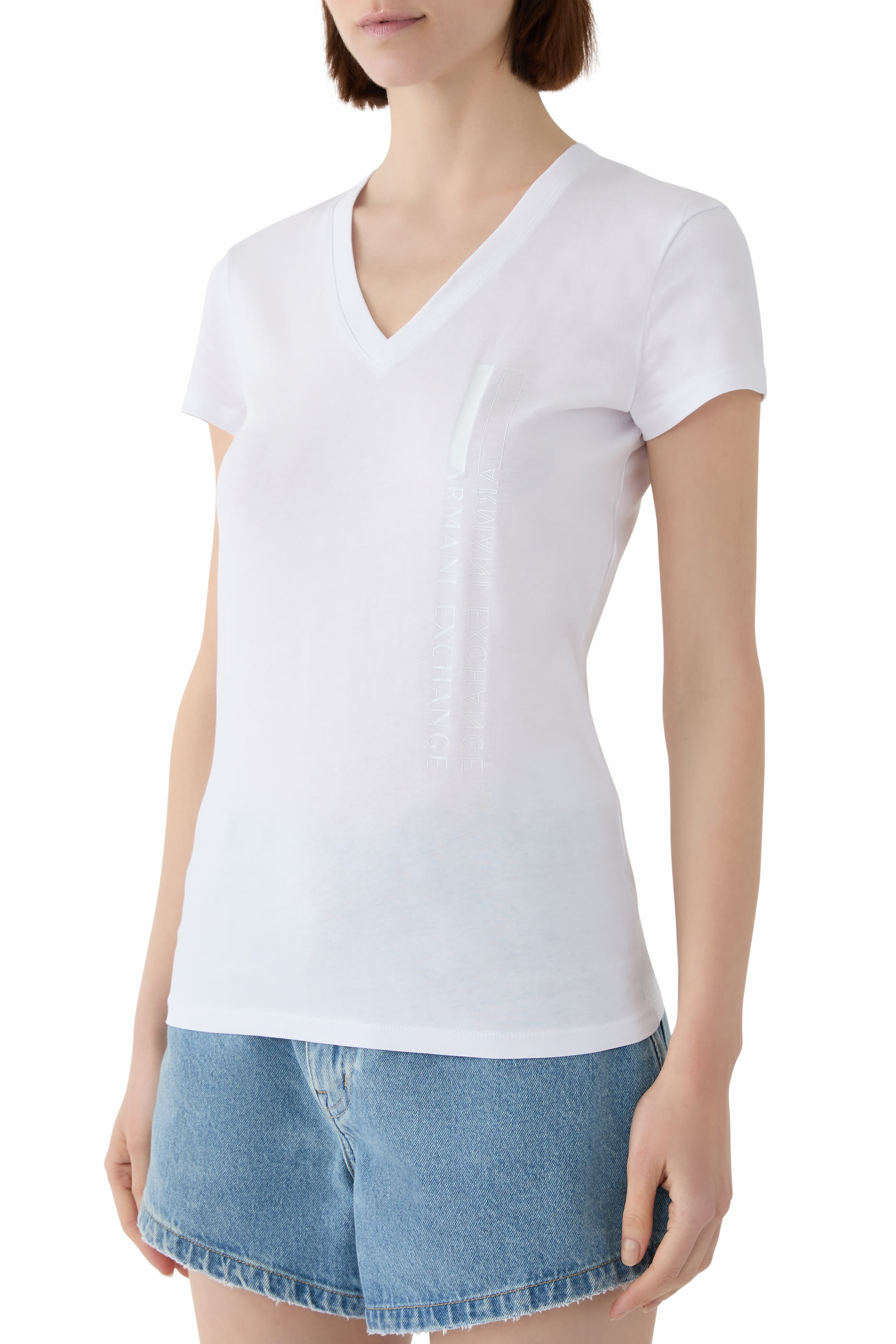 تيشيرت بياقة على شكل حرف وشعار الماركة