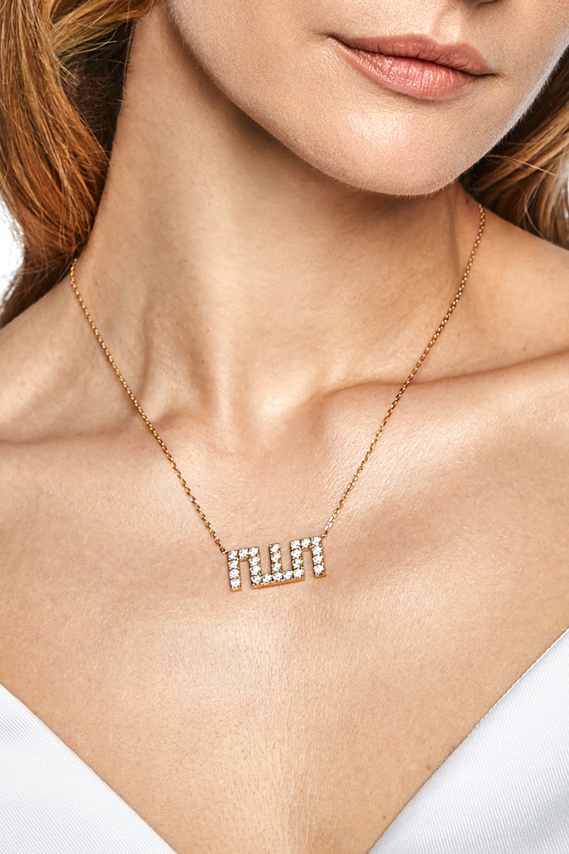 قلادة بدلاية بتصميم كلمة الله مرصعة بالألماس ذهب وردي عيار 18