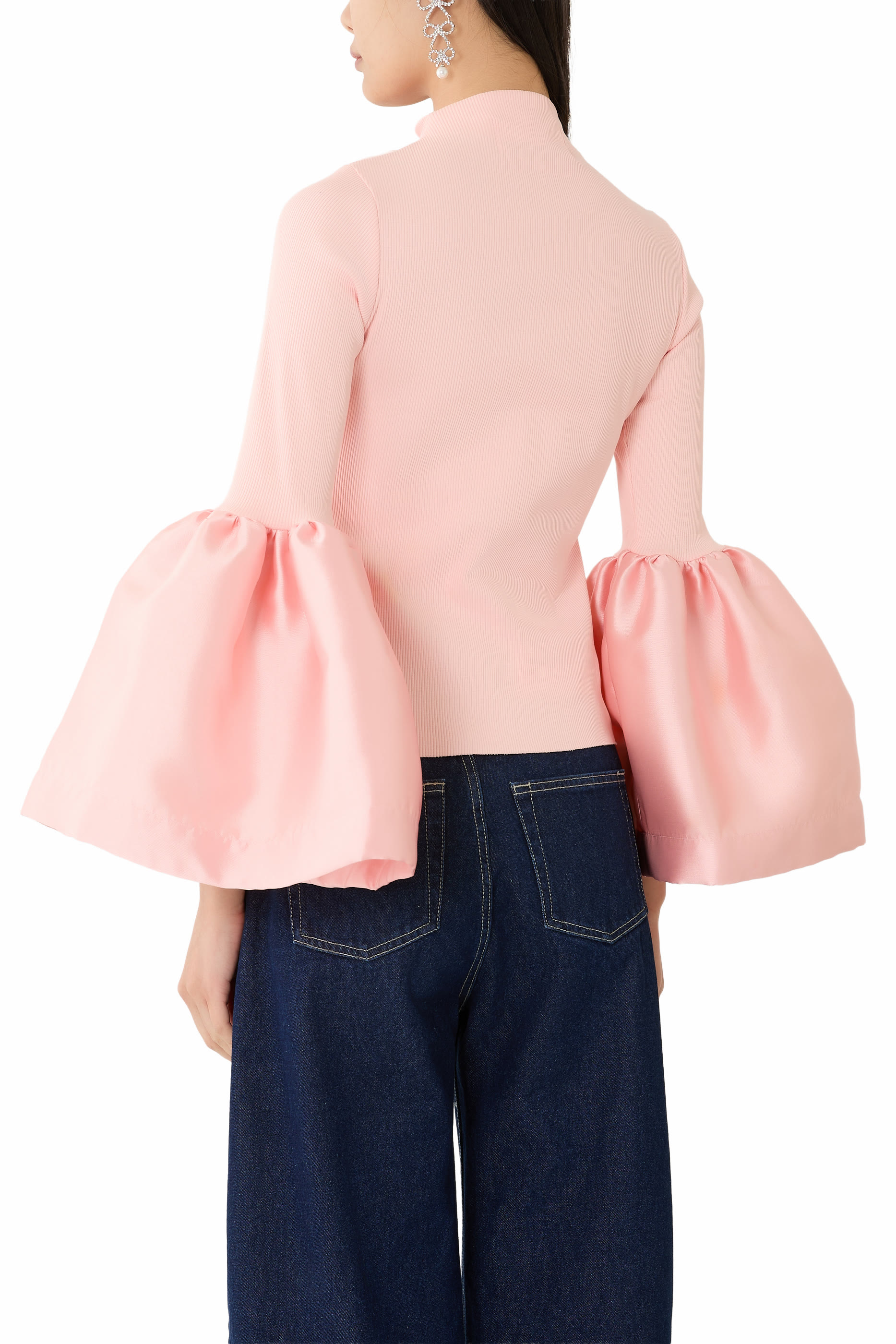 بلوزة بياقة عالية وأكمام منفوخة