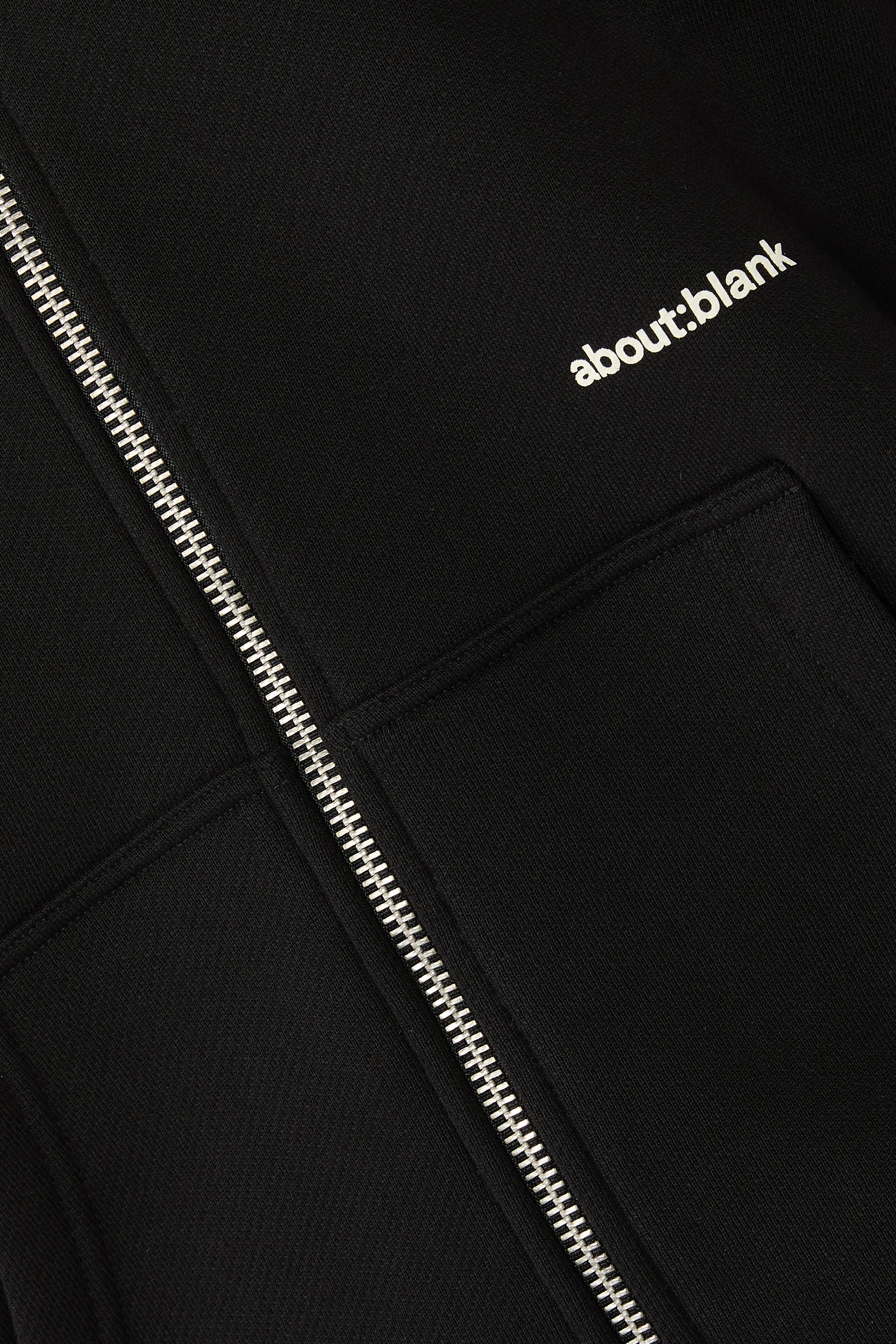 هودي بقصة مربعة بشعار الماركة وسحاب