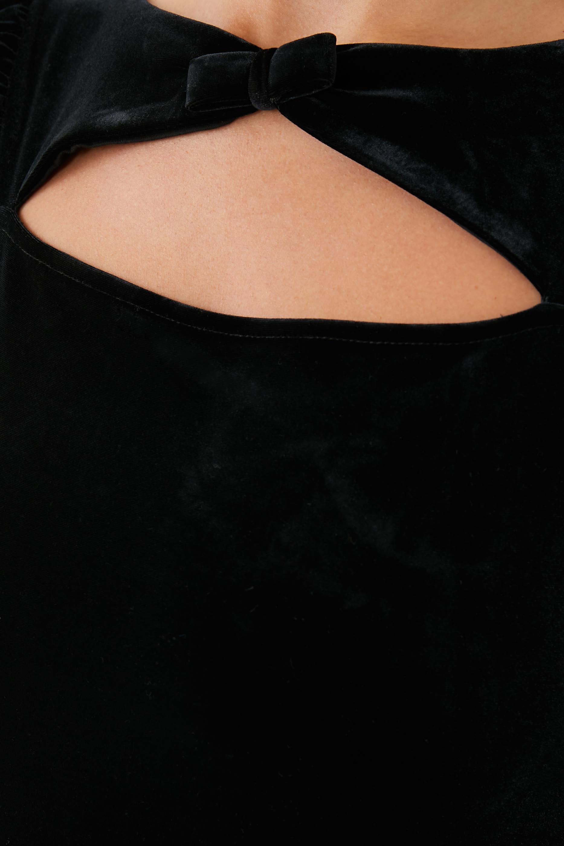 بودي سوت بفتحة مخمل