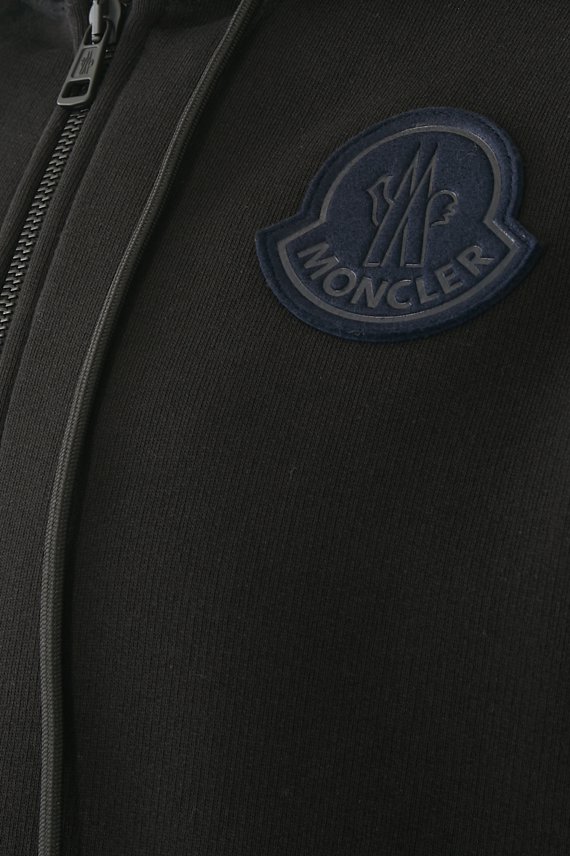 سويت شيرت بسحاب ورقعة شعار الماركة