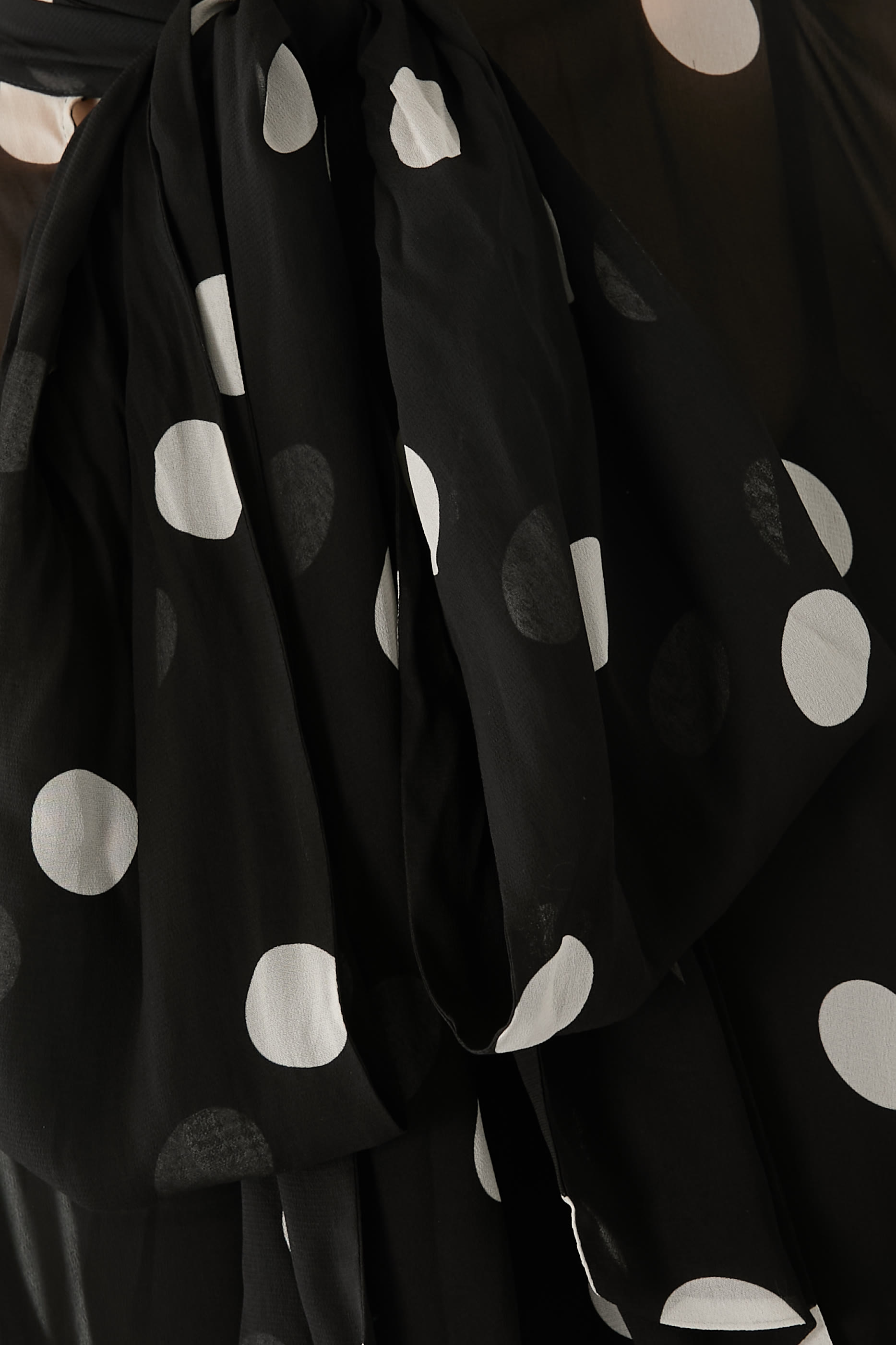 فستان كراش برباط على العنق وقصة واسعة