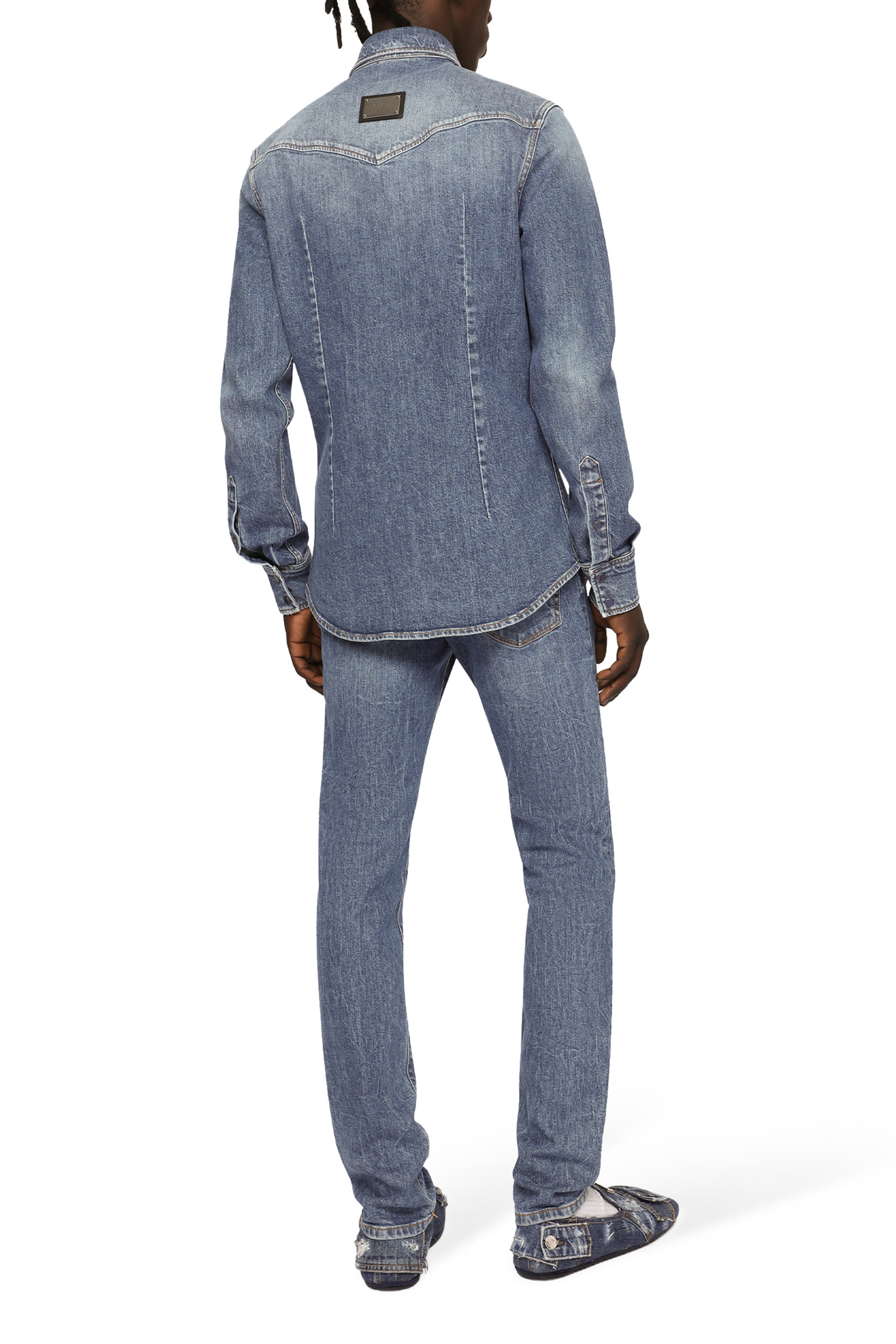 بنطال جينز مطاطي بقصة ضيقة ولون باهت