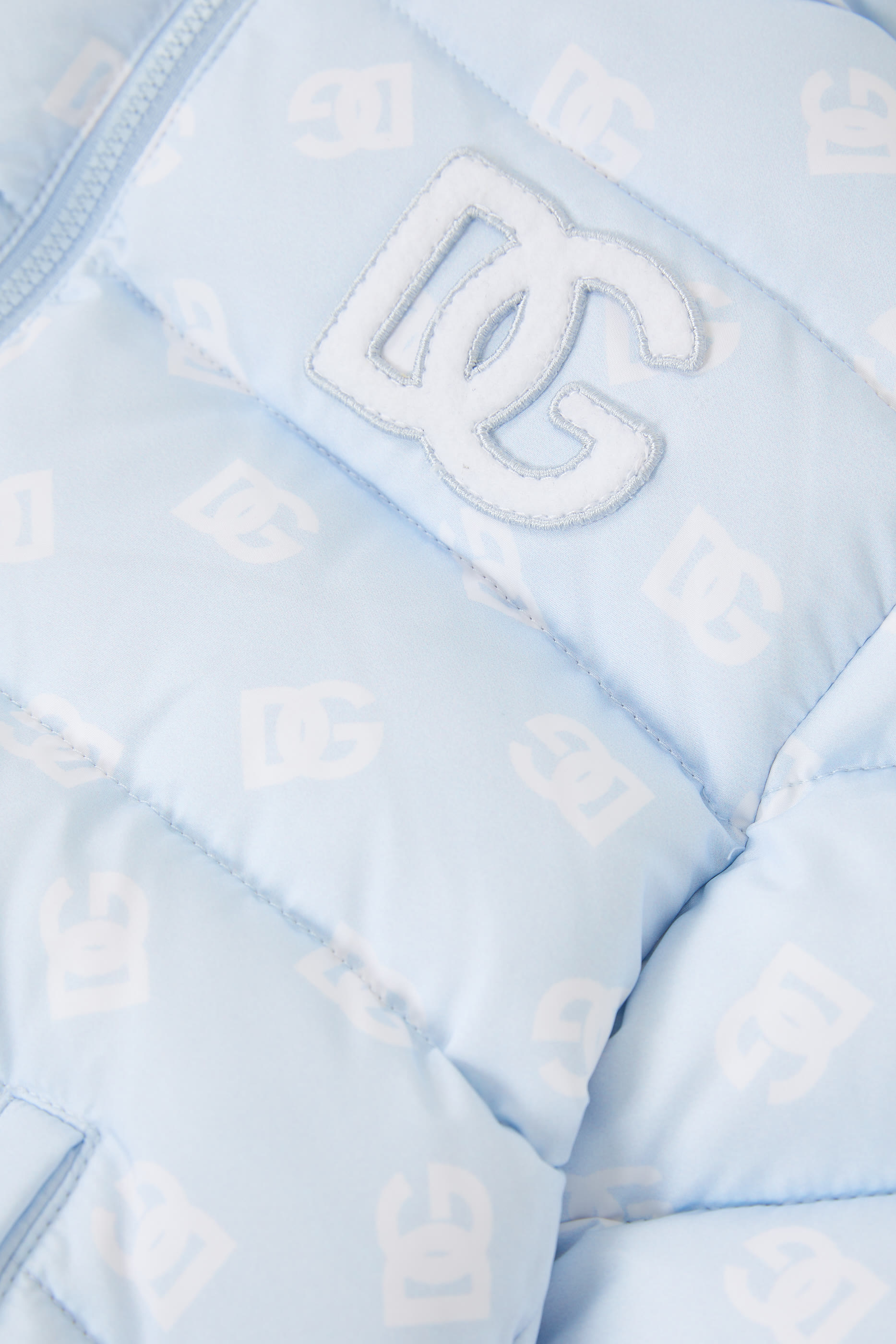 جاكيت قصير مبطن بالزغب بتفاصيل شعار الماركة بالكامل والرقعة