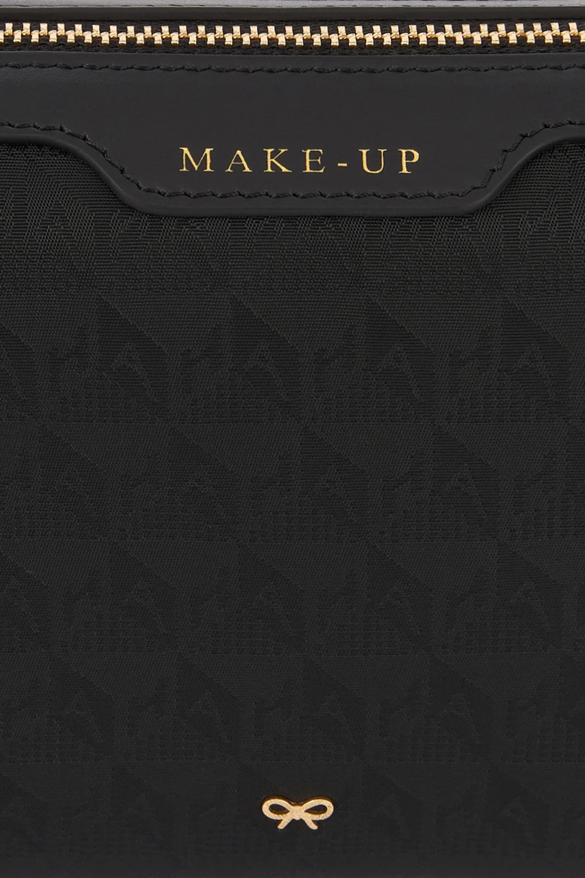 حقيبة مكياج صغيرة بشعار الماركة