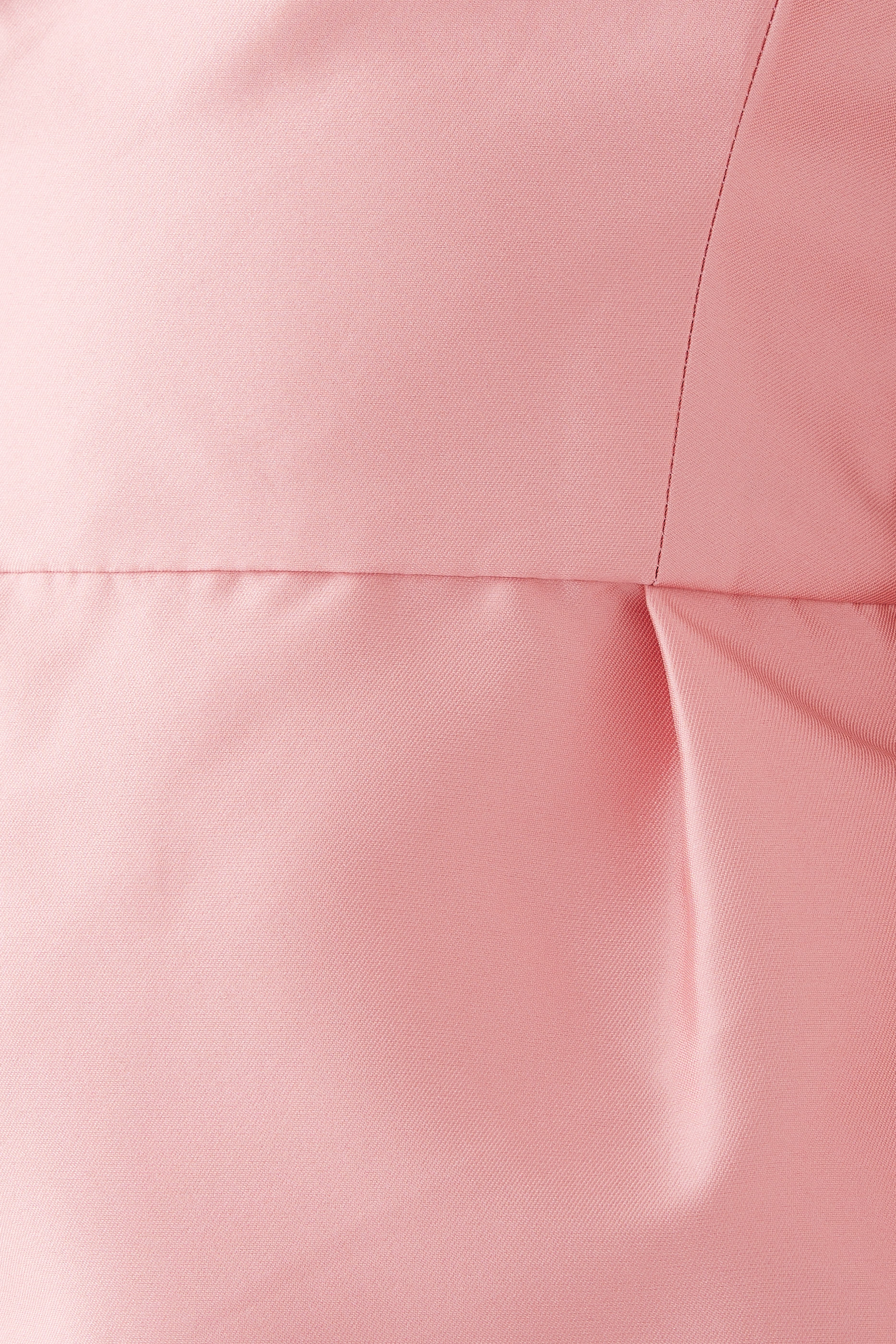 فستان بقصة مستقيمة وياقة عميقة مع كاب مدمج