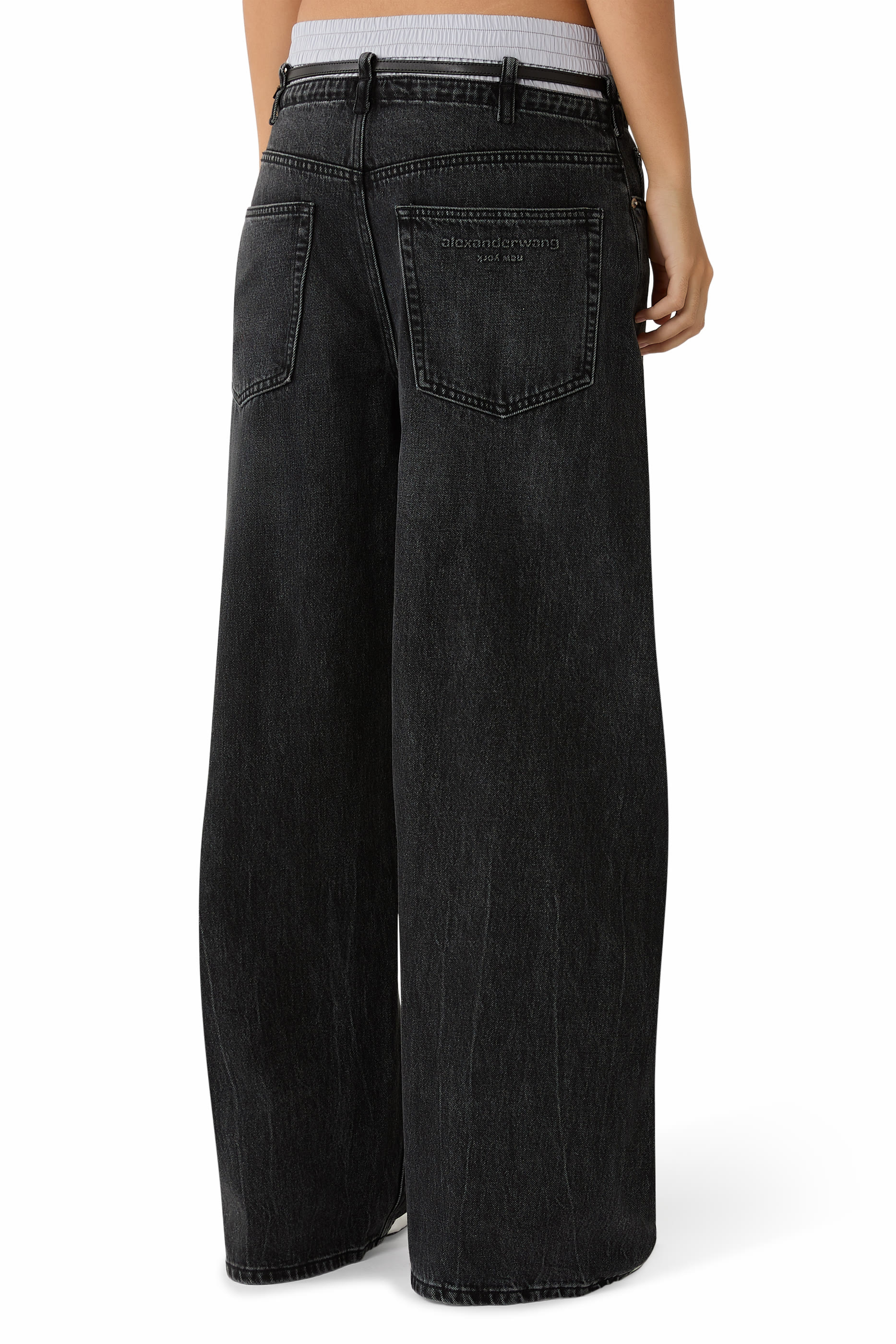 بنطال جينز بحزام وعرى للحزام