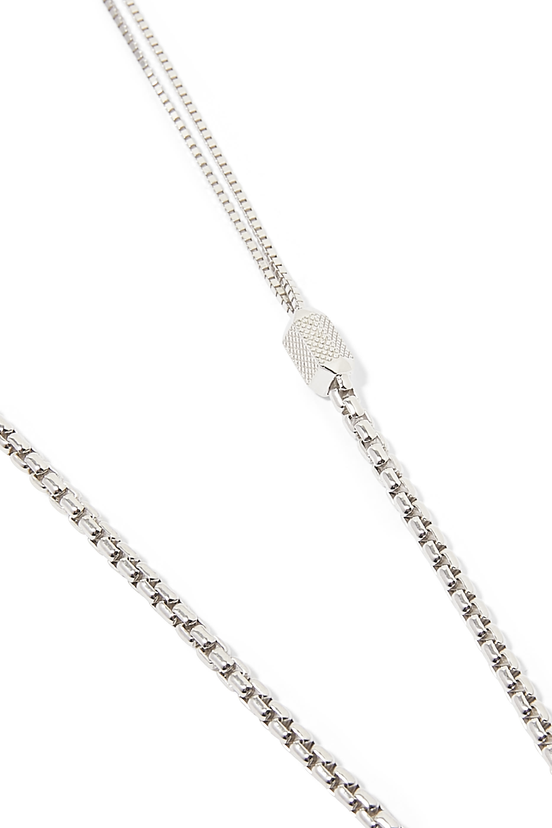 قلادة مزينة بشعار الماركة وحلقات سداسية مكعبة فضة إسترلينية