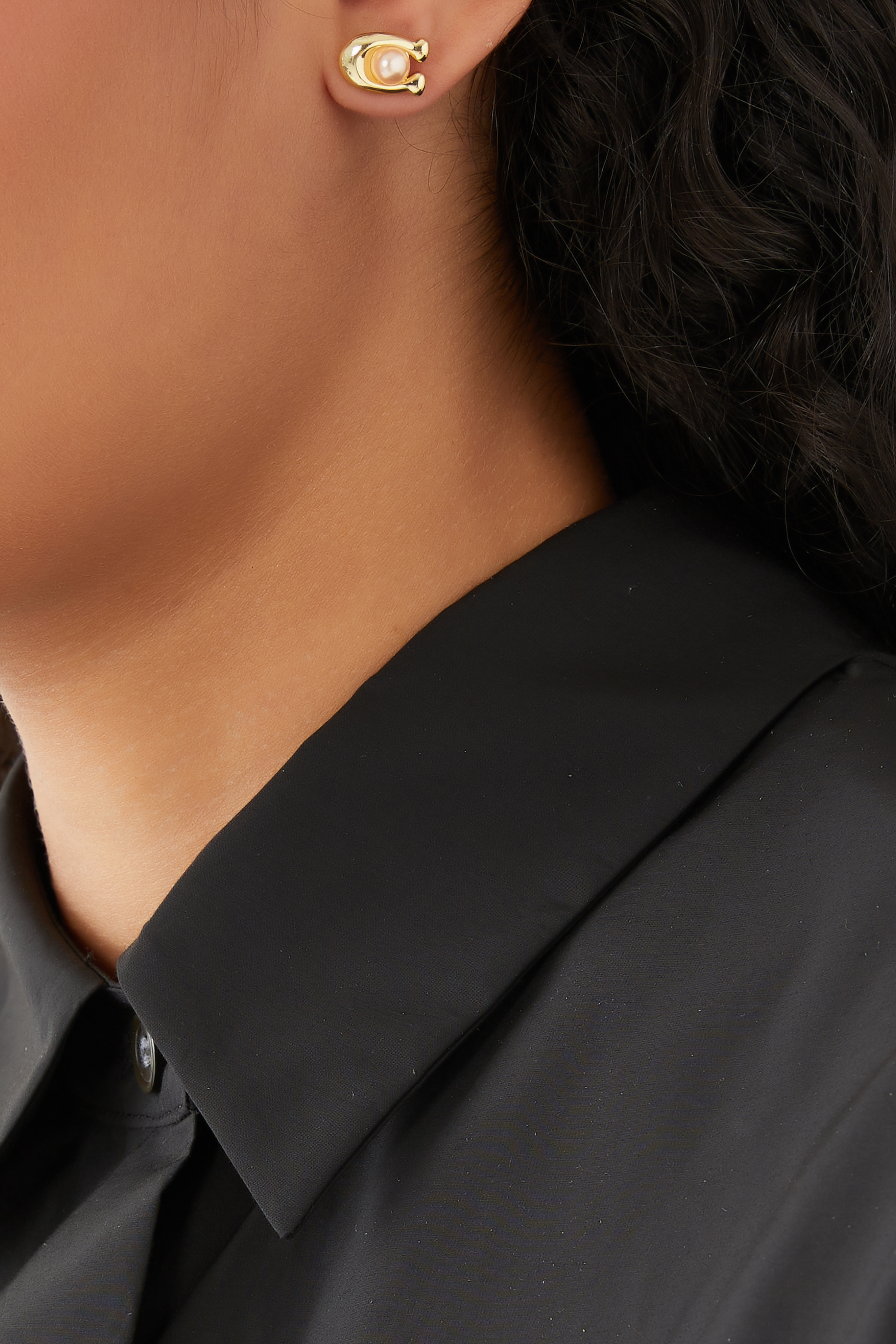 أقراط يتصميم شعار الماركة مرصعة باللؤلؤ