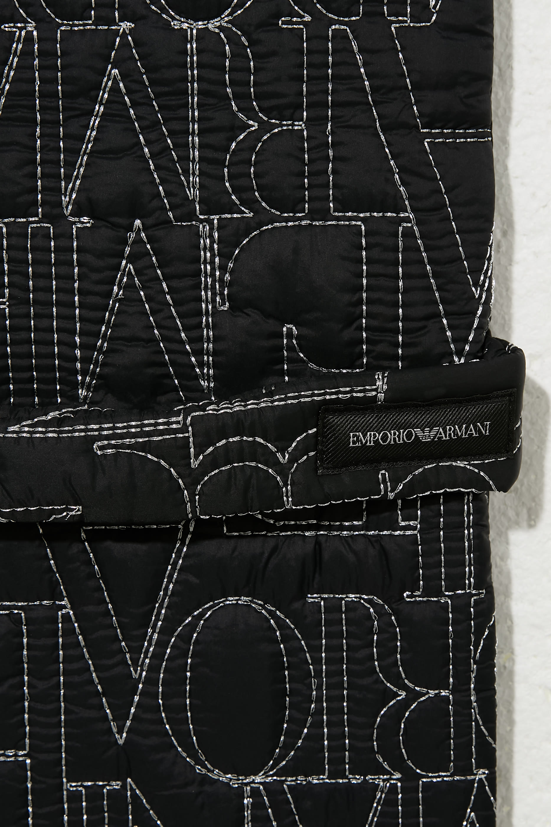 وشاح مطرز بشعار الماركة نايلون