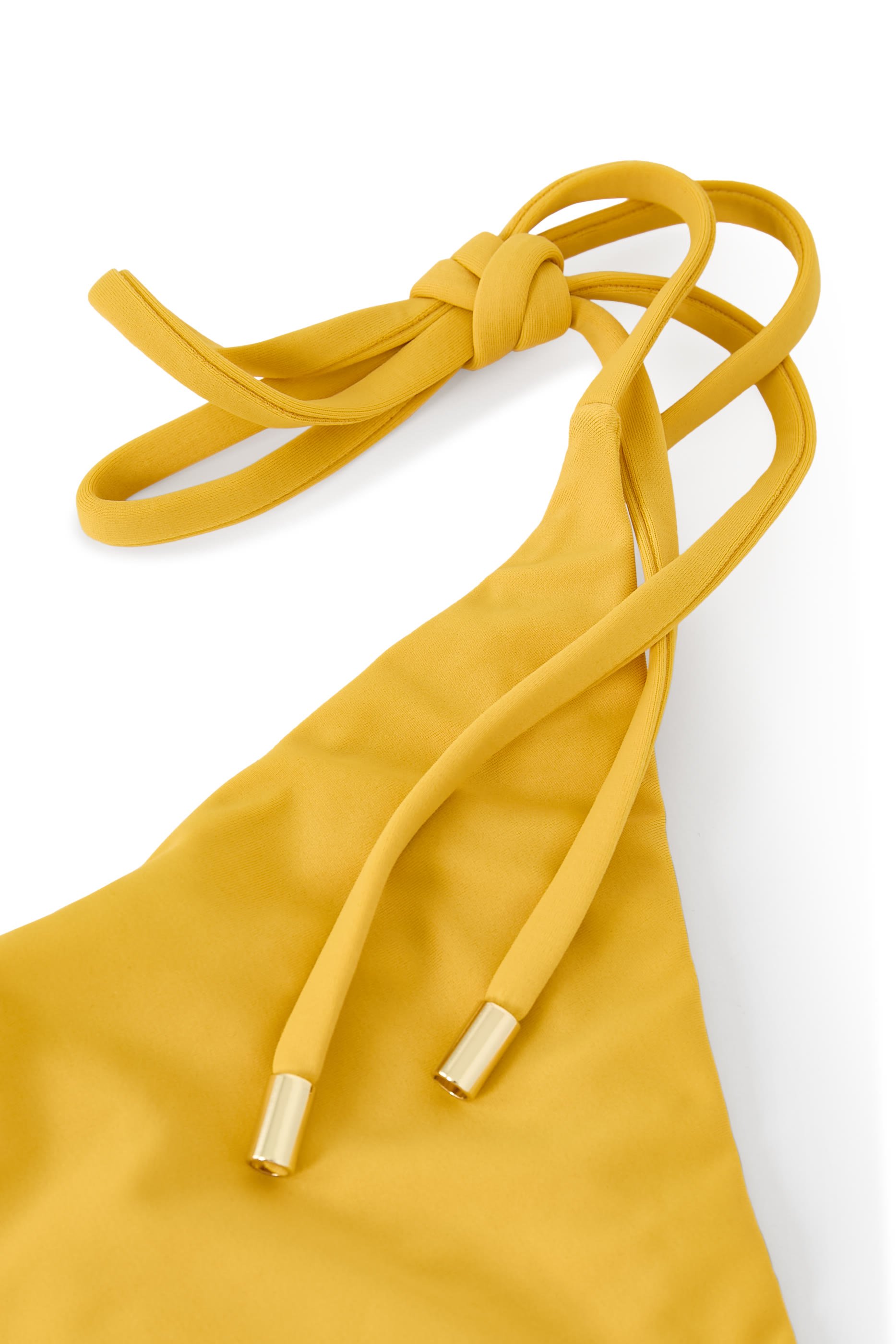 قطعة بيكيني سفلية بتصميم مثلث