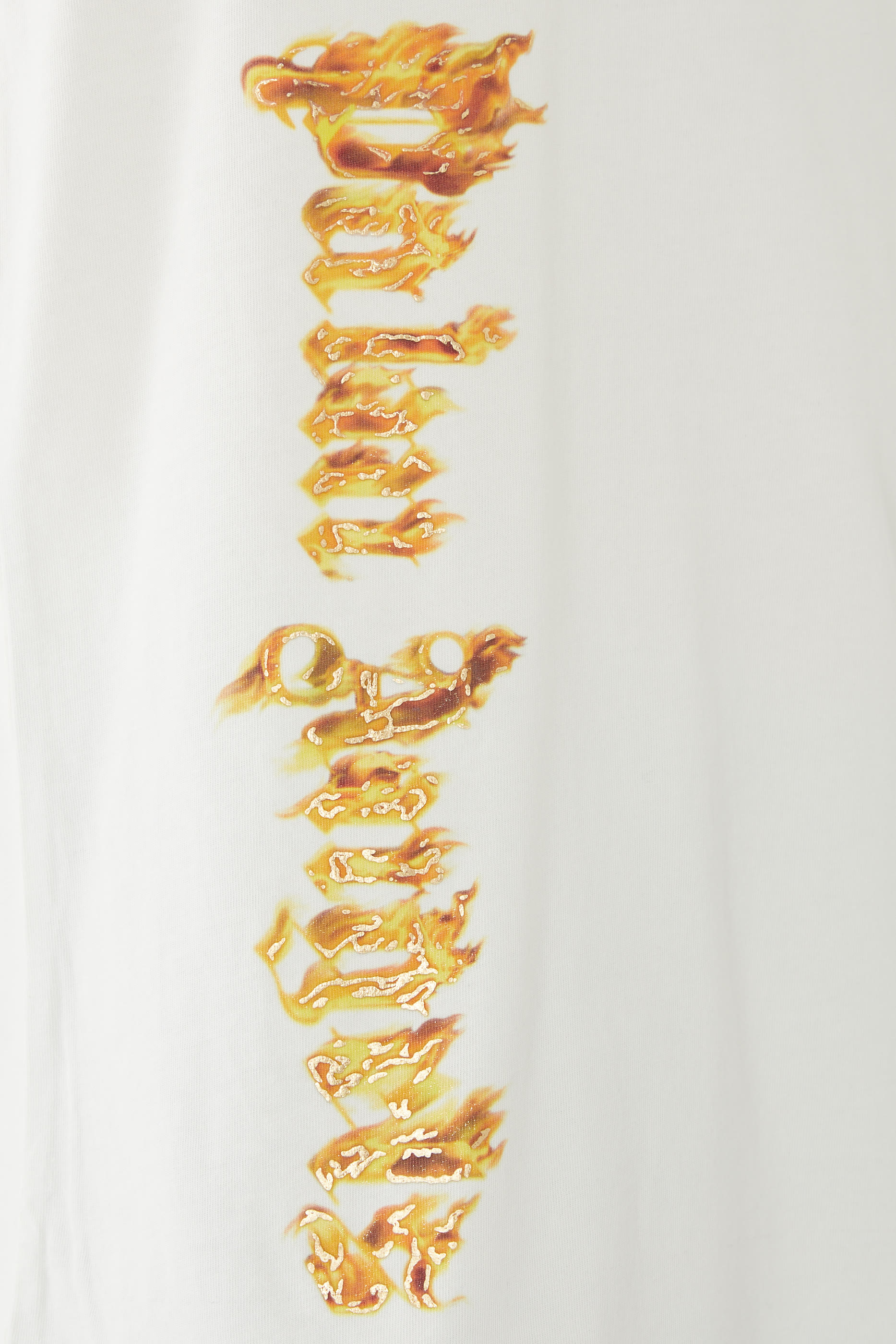 تيشيرت بطبعات شعار الماركة بتصميم مشتعل