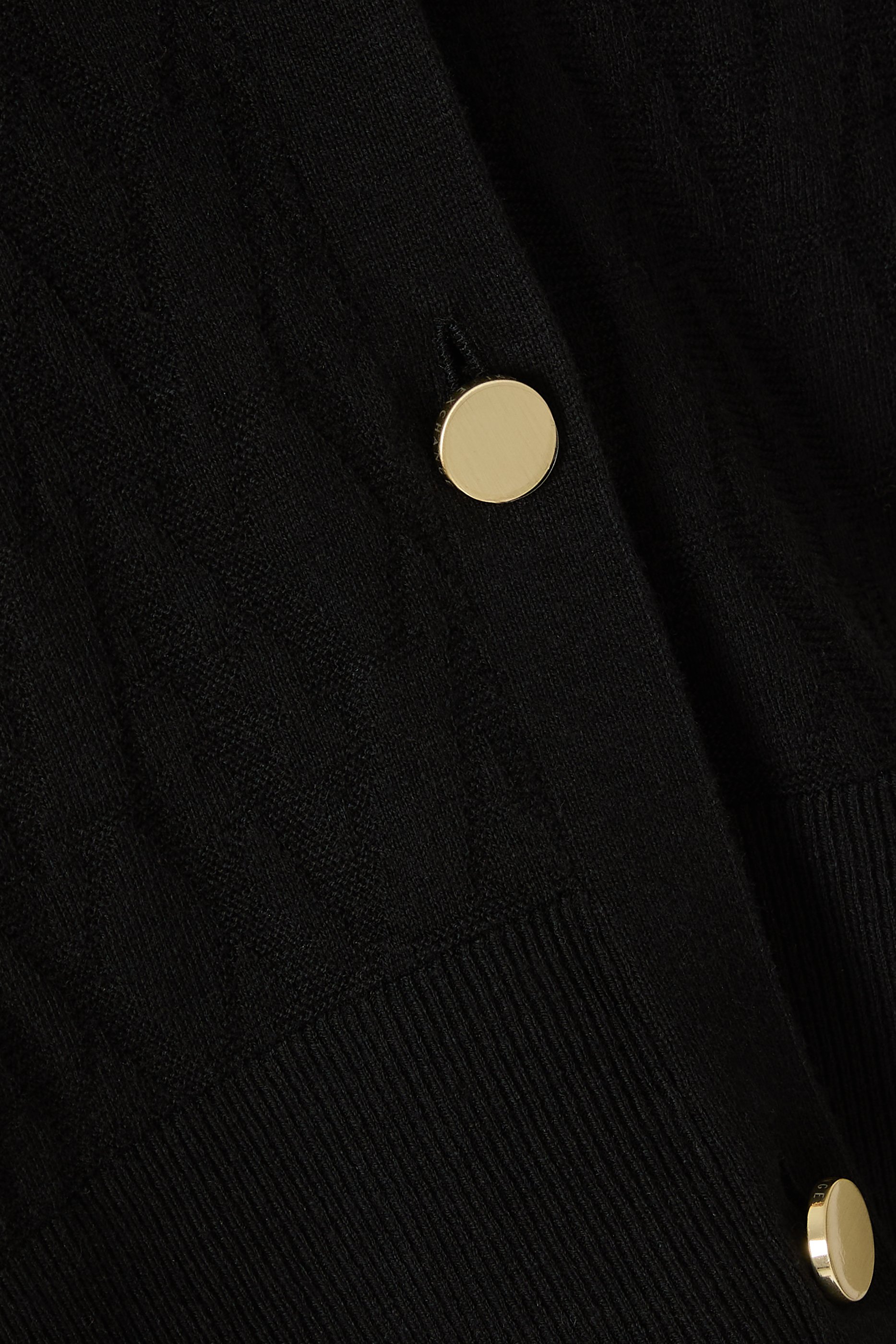 كارديجان بأزرار وحروف شعار الماركة