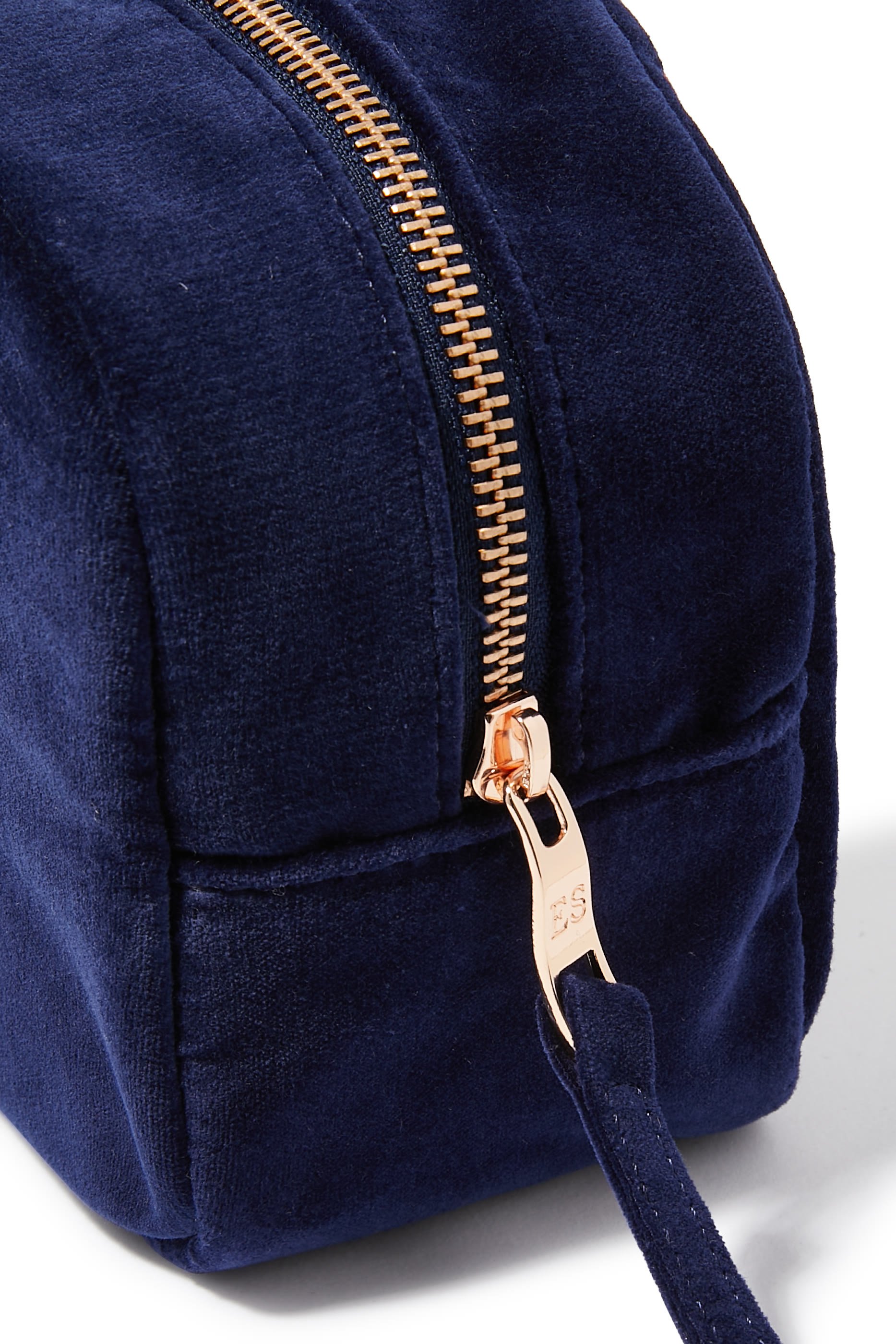 حقيبة مكياج بتطريزات سماوية