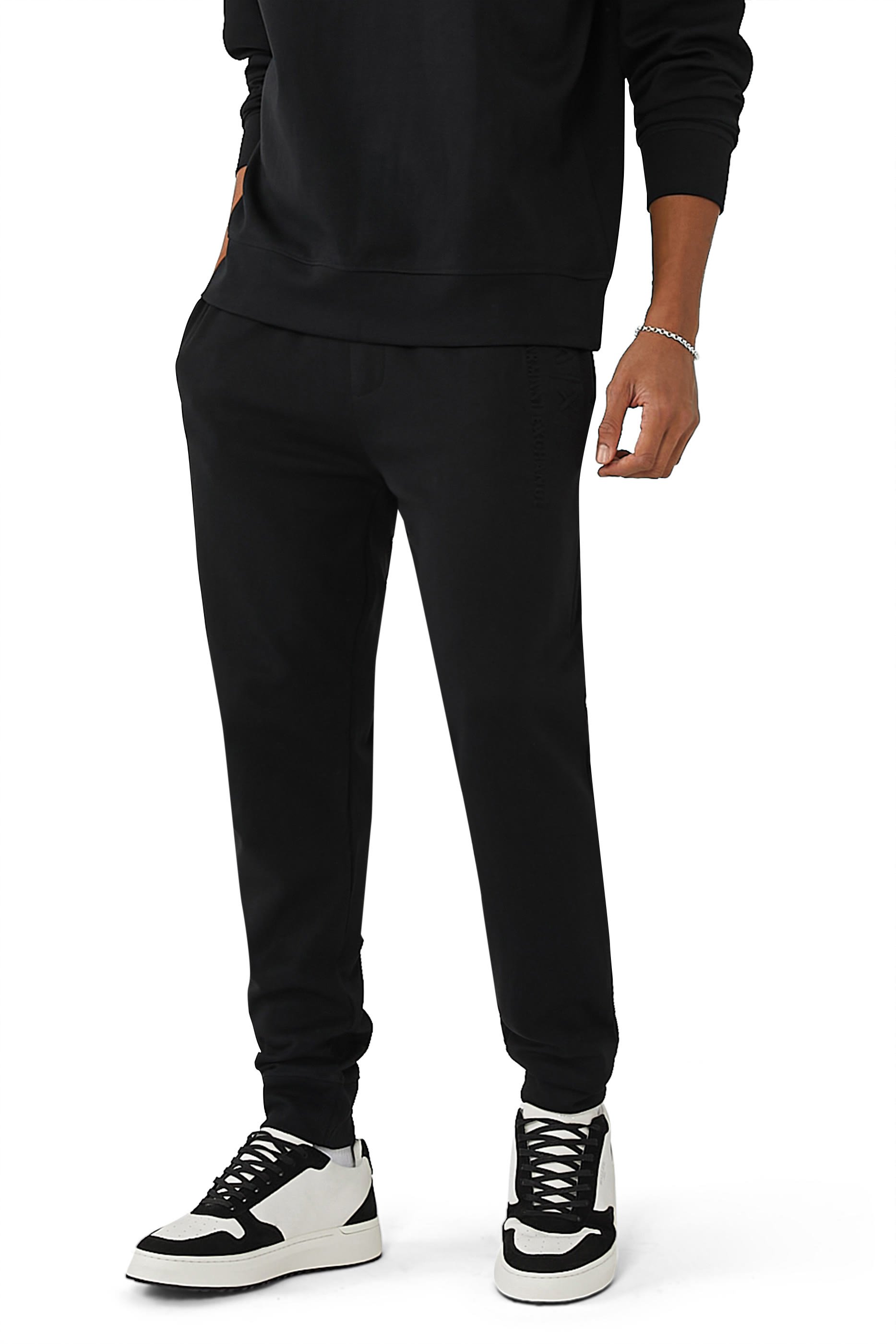 سنيكرز مزين بحروف شعار الماركة