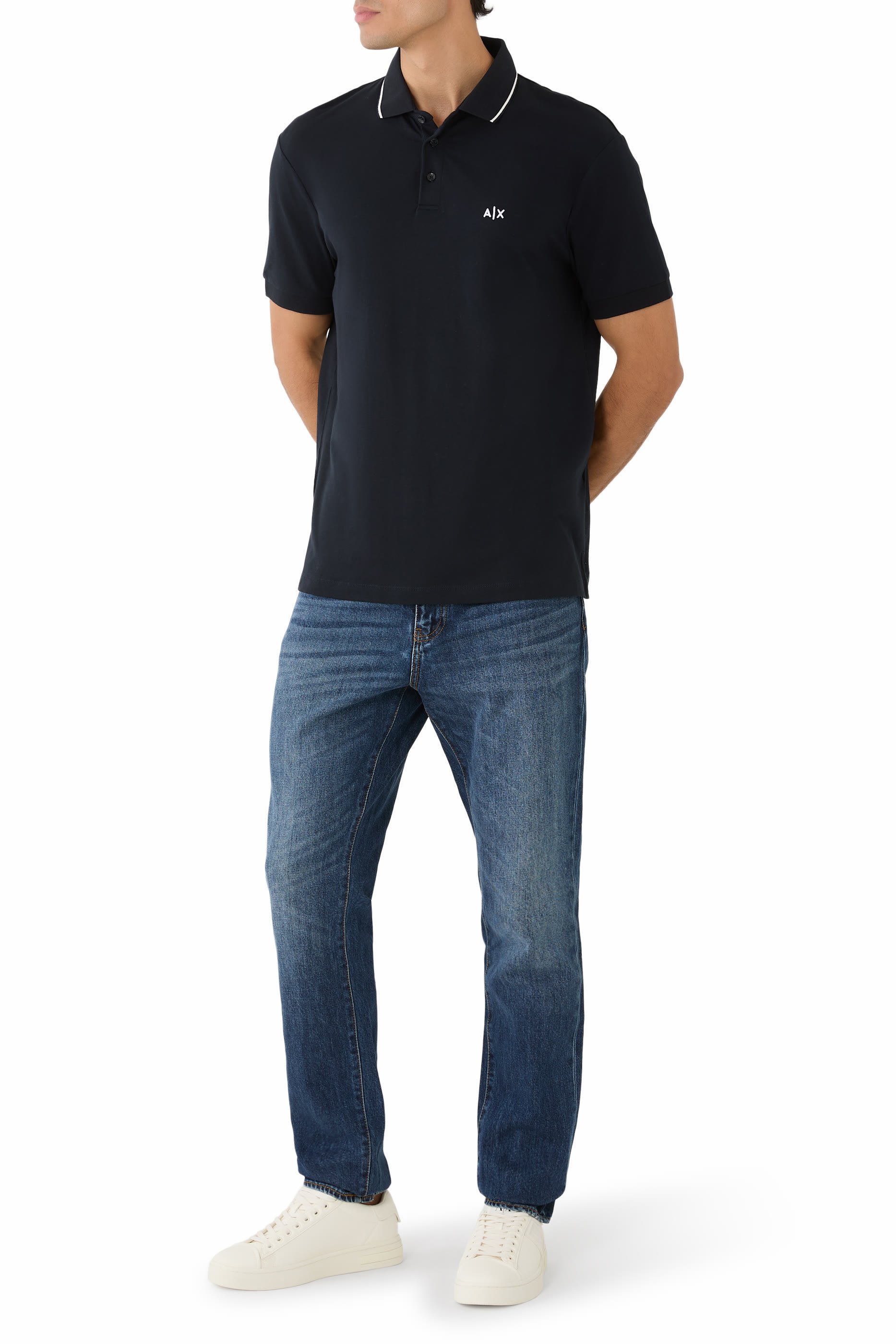 قميص بولو بقصة ضيقة وشعار الماركة