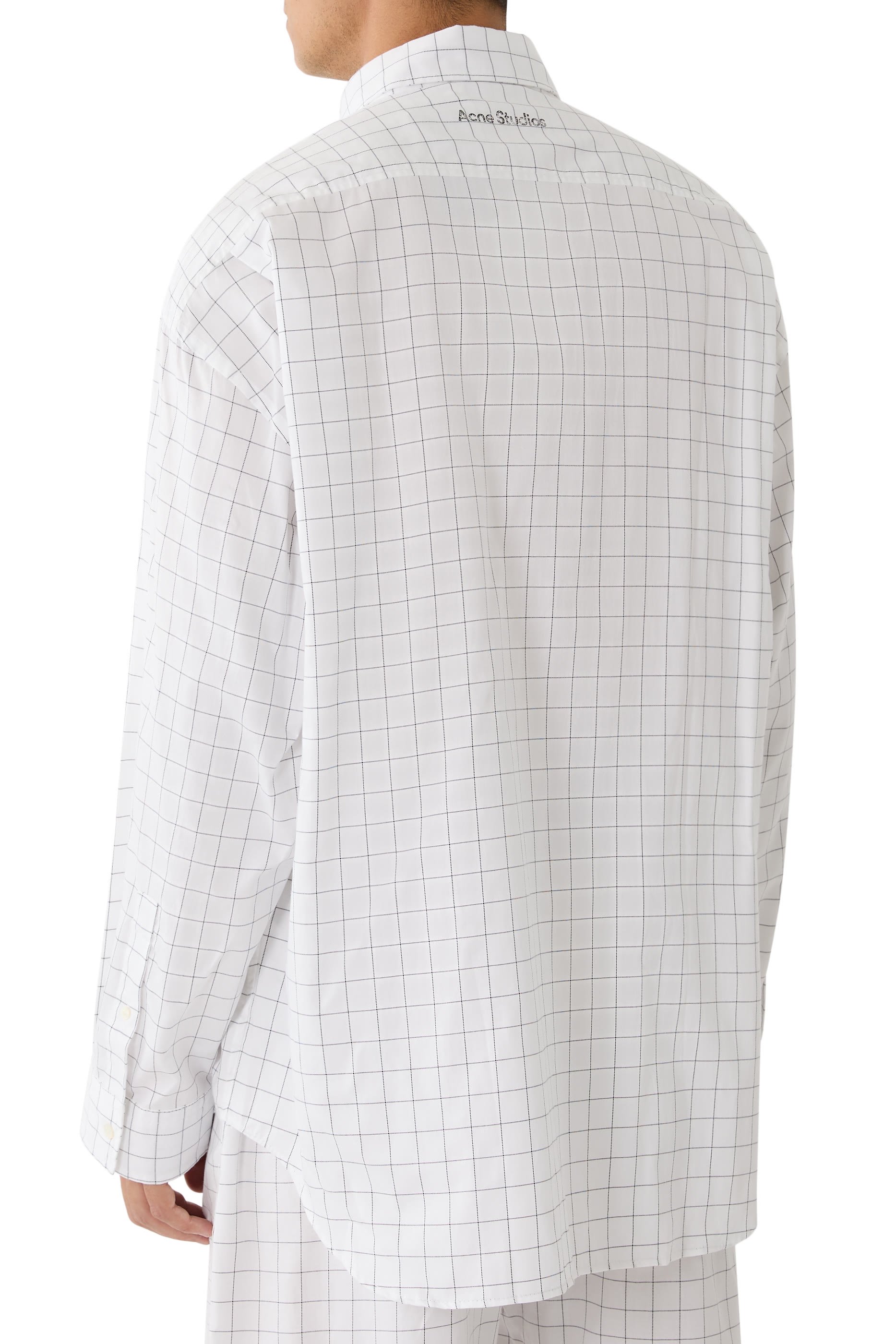 قميص بصف أزرار ونقشة مربعات