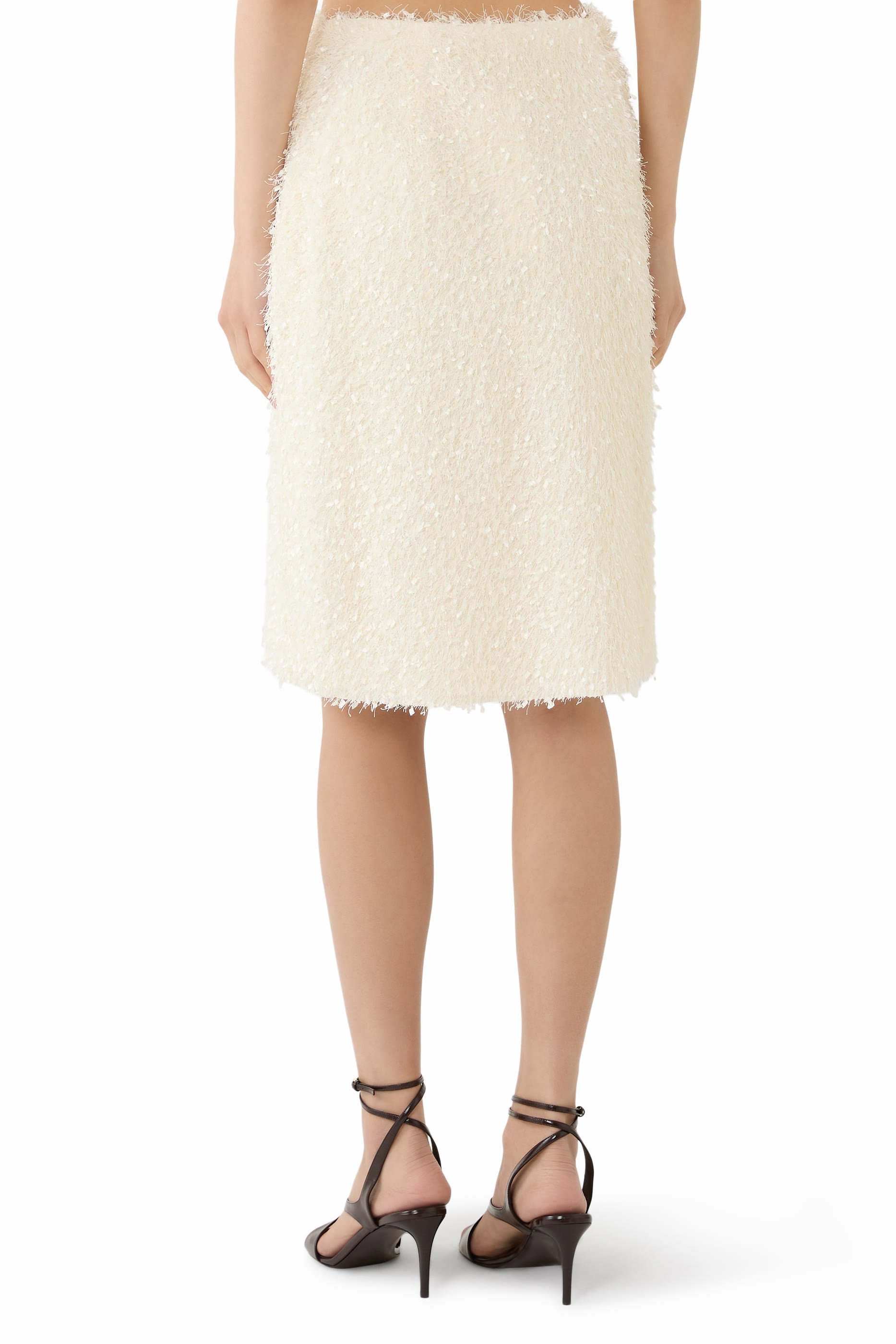 تنورة مزينة بشراشيب وريش