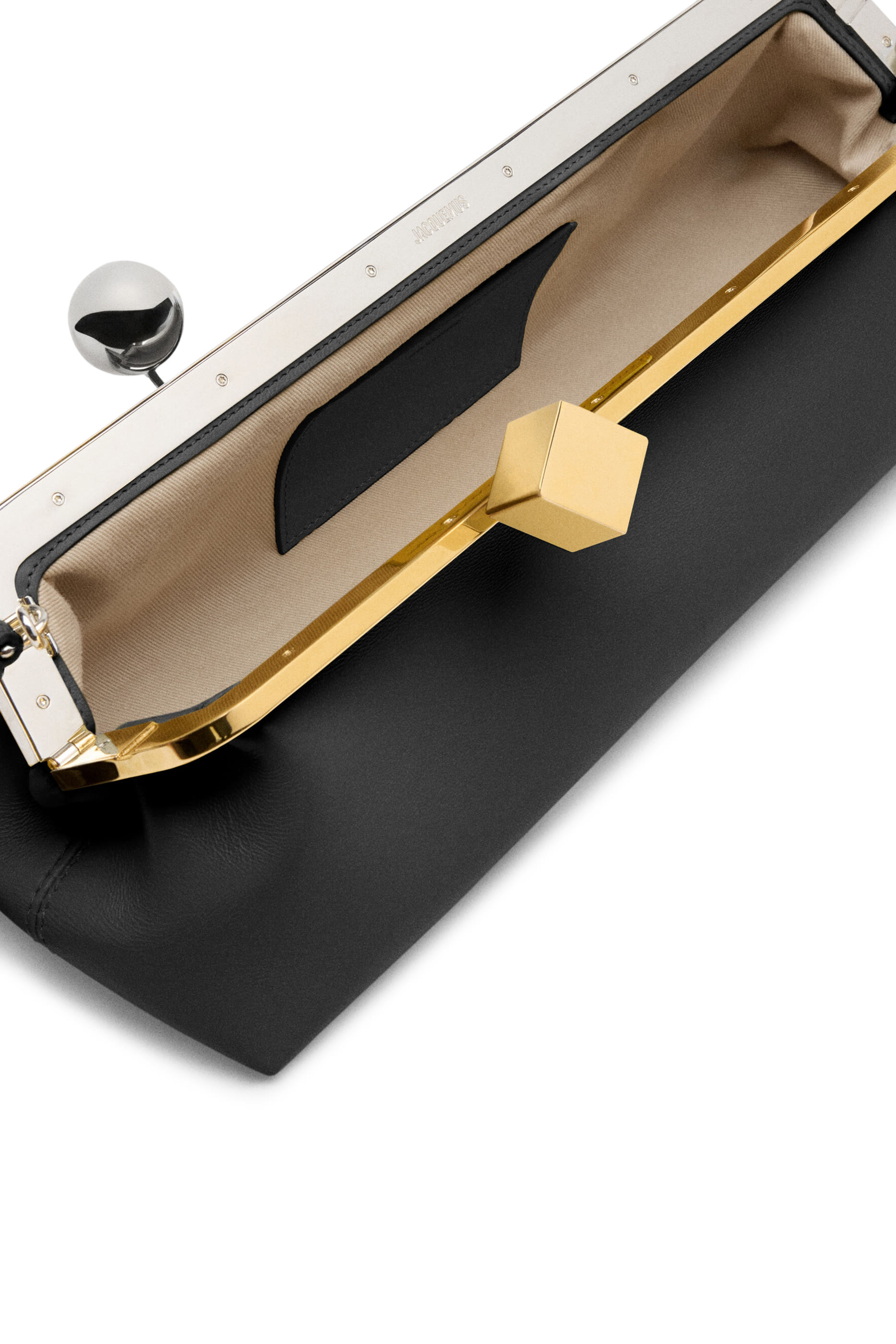 حقيبة  كلاتش سالون