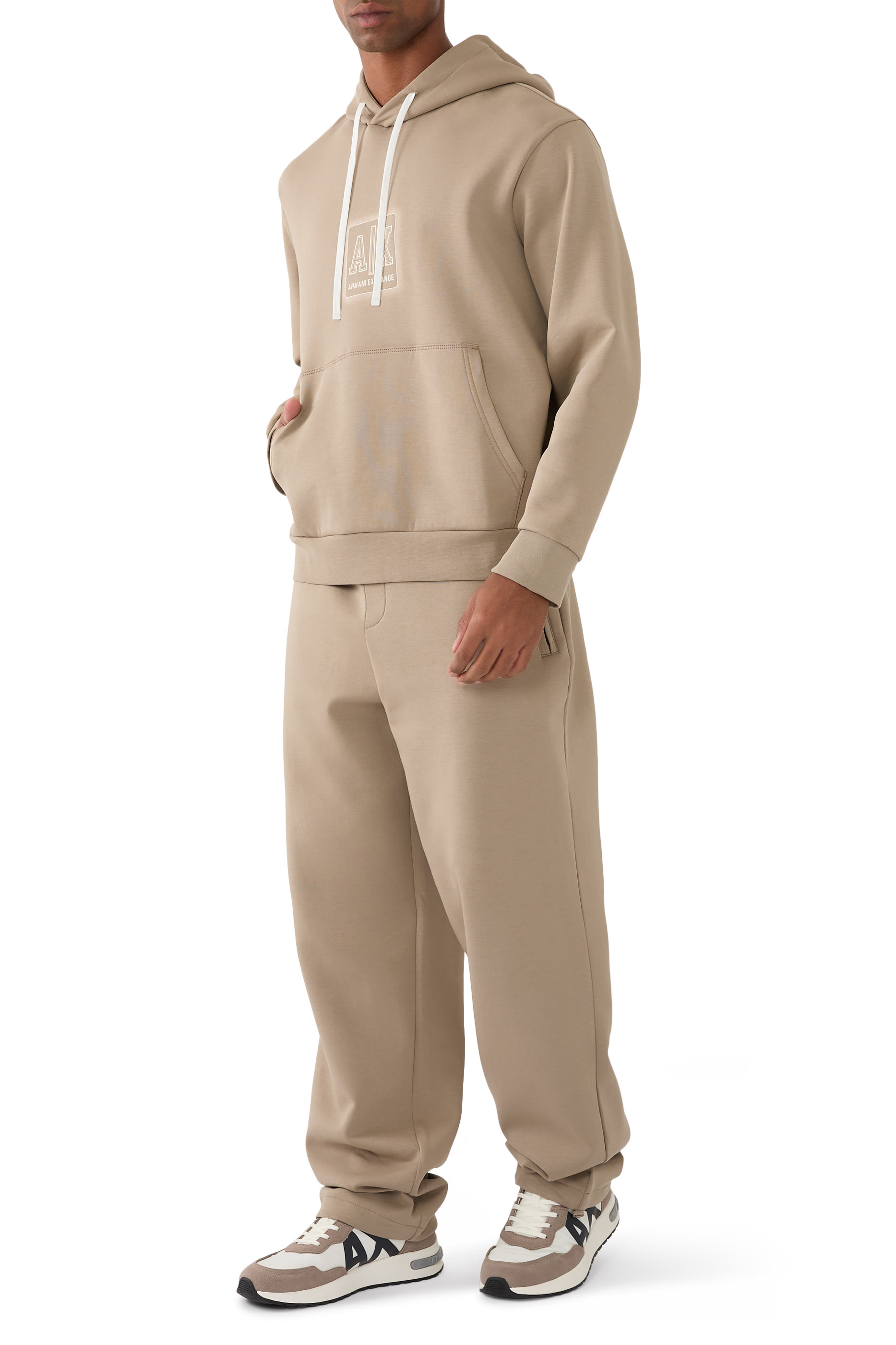 سنيكرز دوسلدورف بأربطة وحروف شعار الماركة