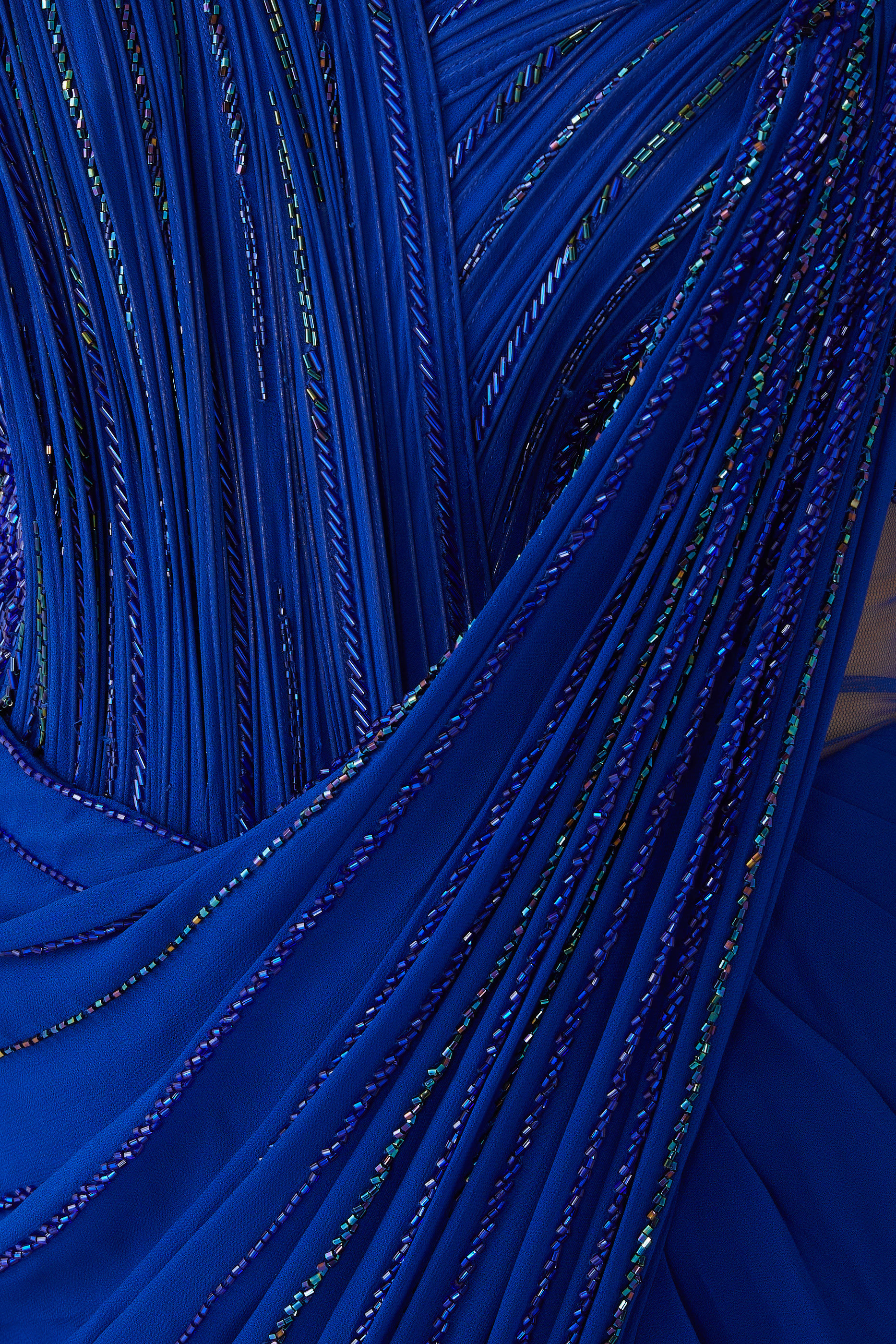 فستان سهرة ساري بكتف مكشوف