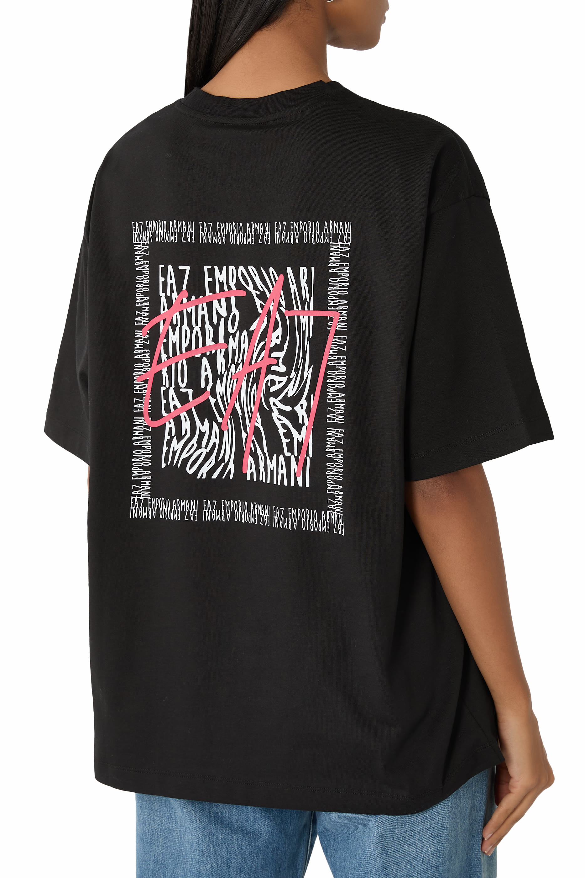 تيشيرت بنقشة شعار الماركة الغرافيكية