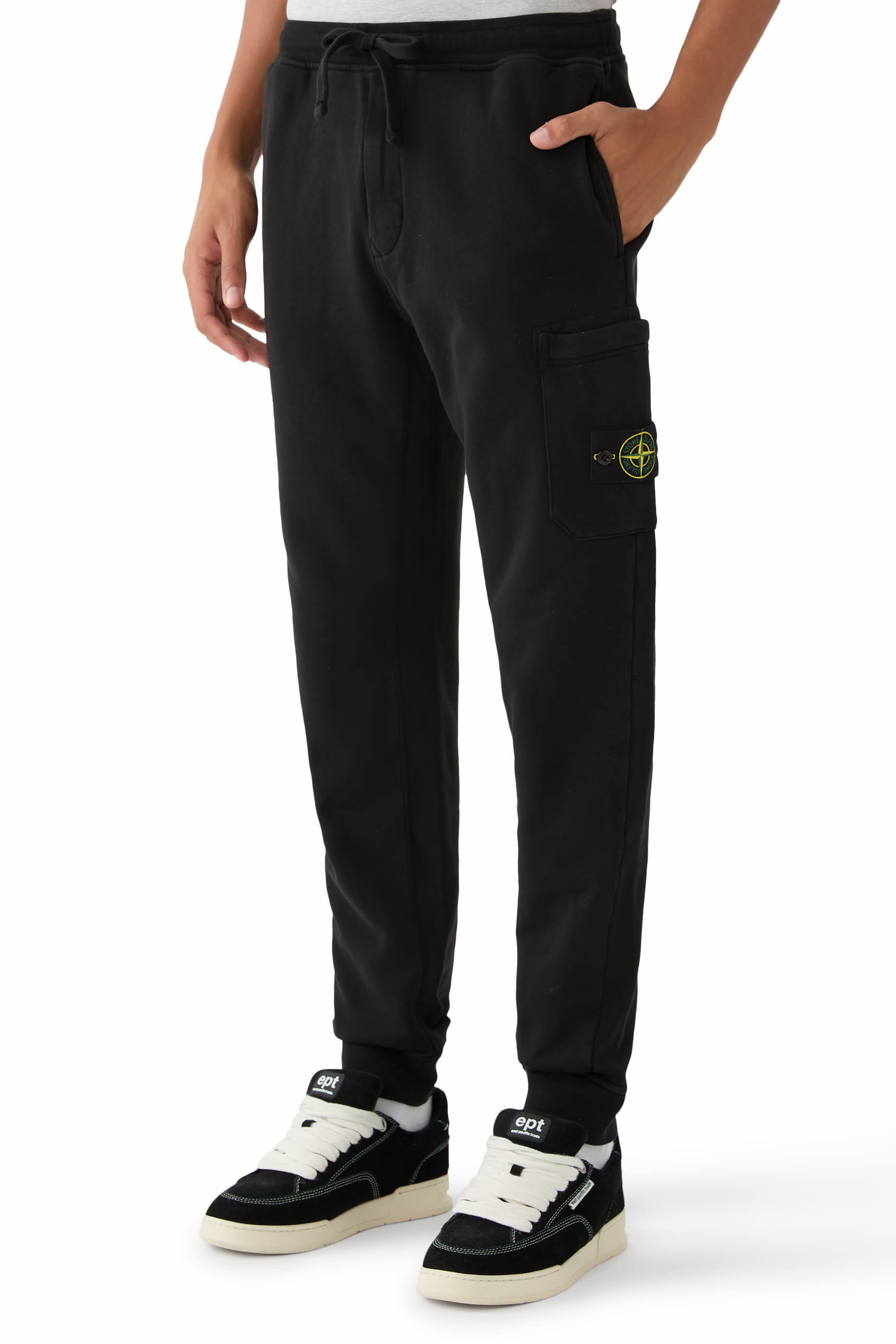 بنطال رياضي بقصة ضيقة ورباط تضييق وشعار الماركة