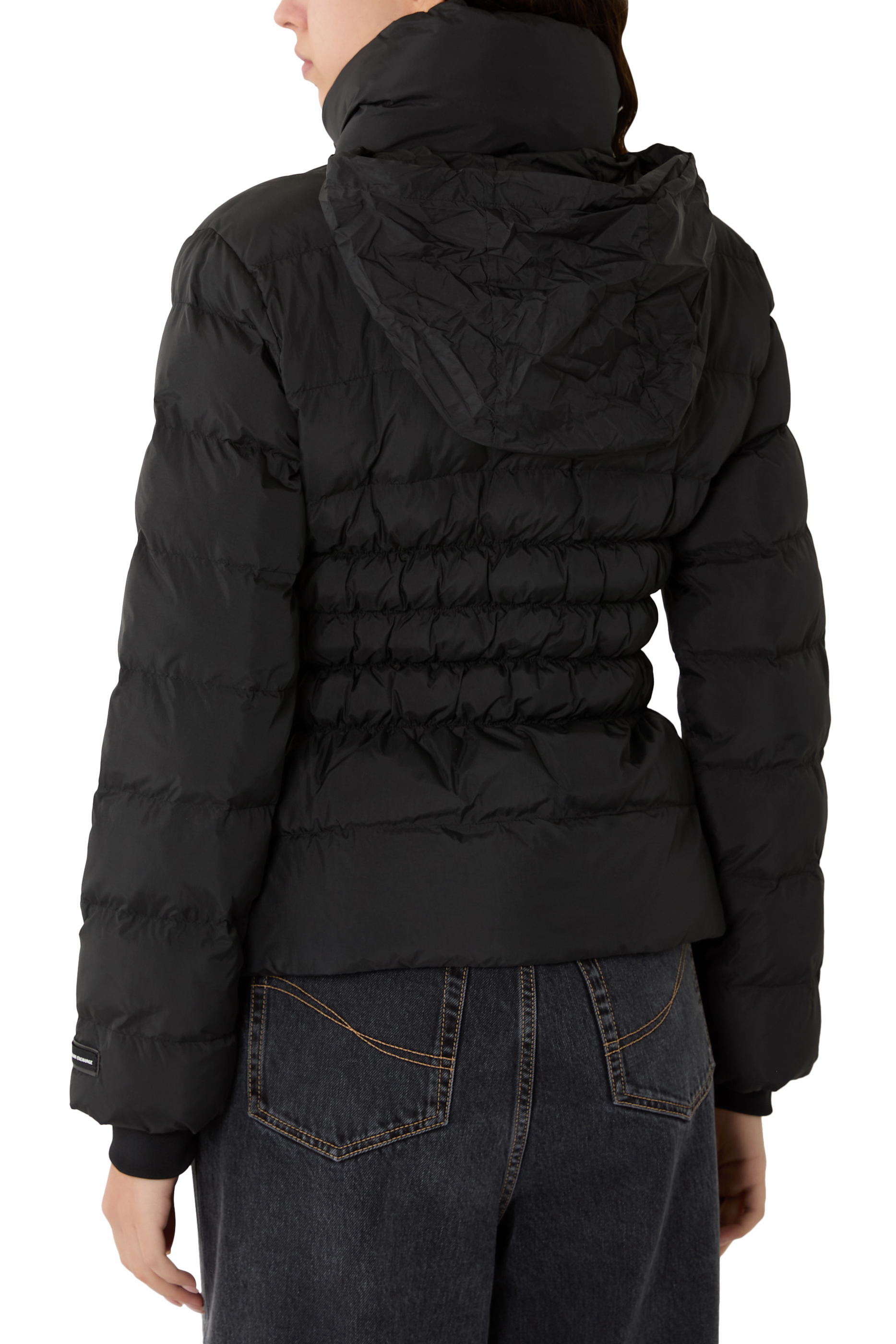 جاكيت مزين بشعار الماركة