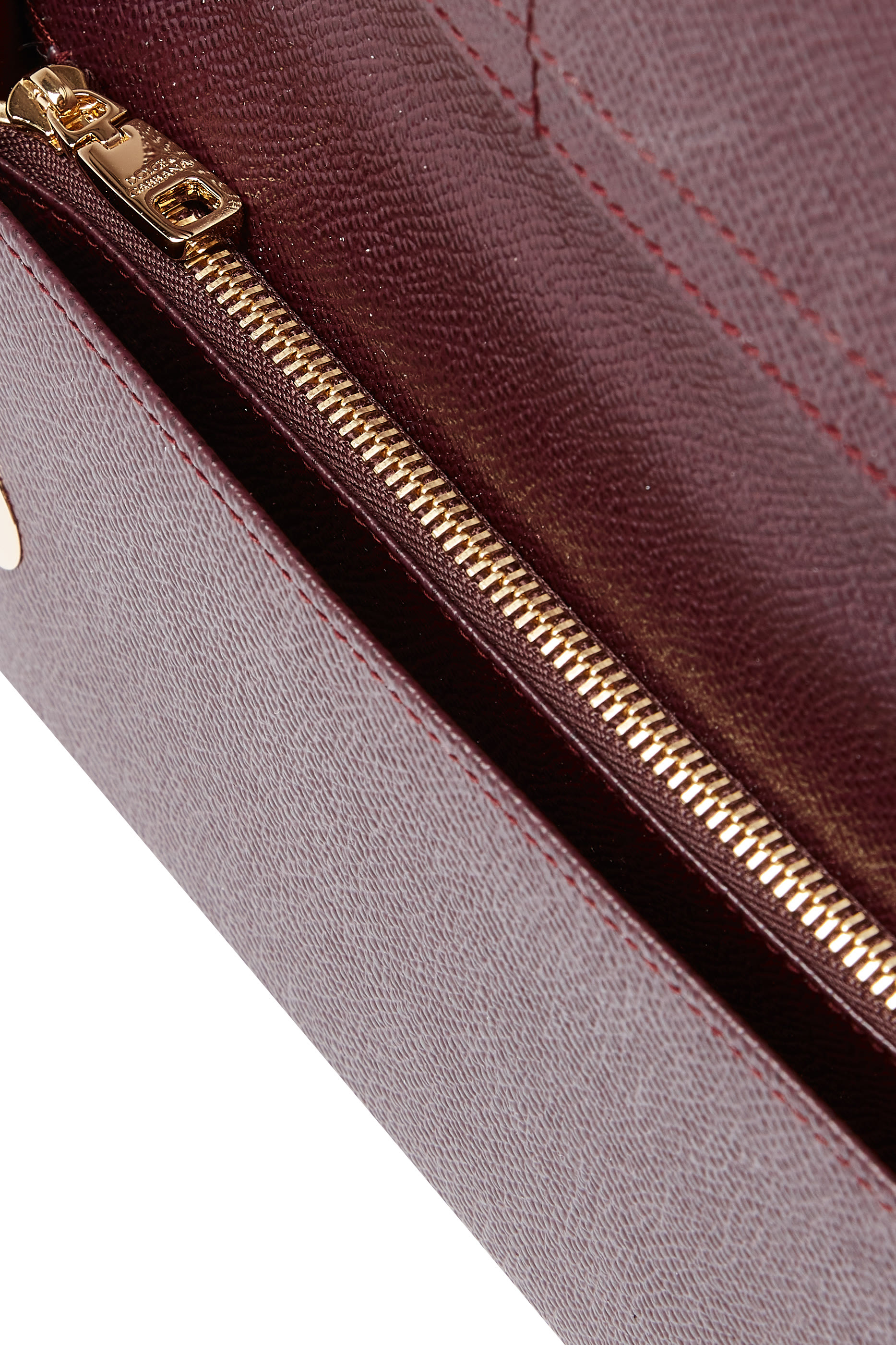 حقيبة صغيرة بشعار الماركة