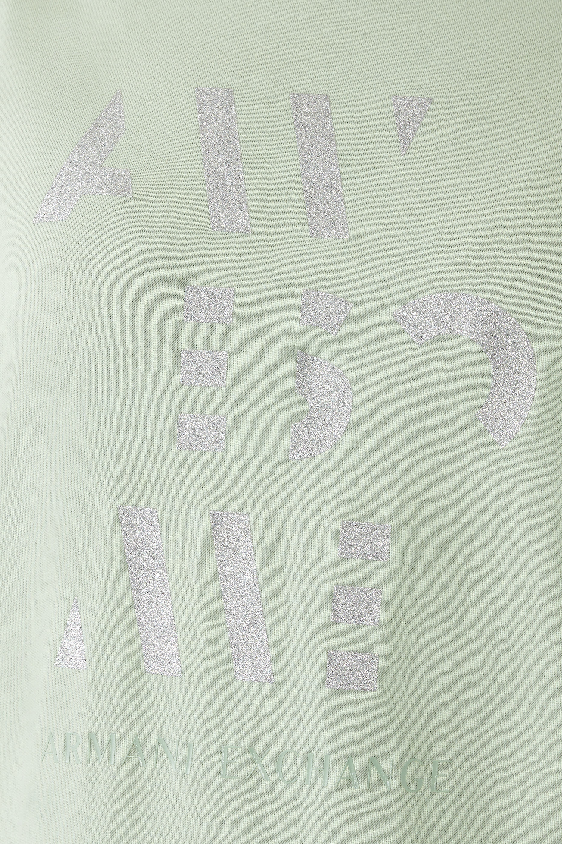 تيشيرت بأكمام قصيرة وشعار الماركة