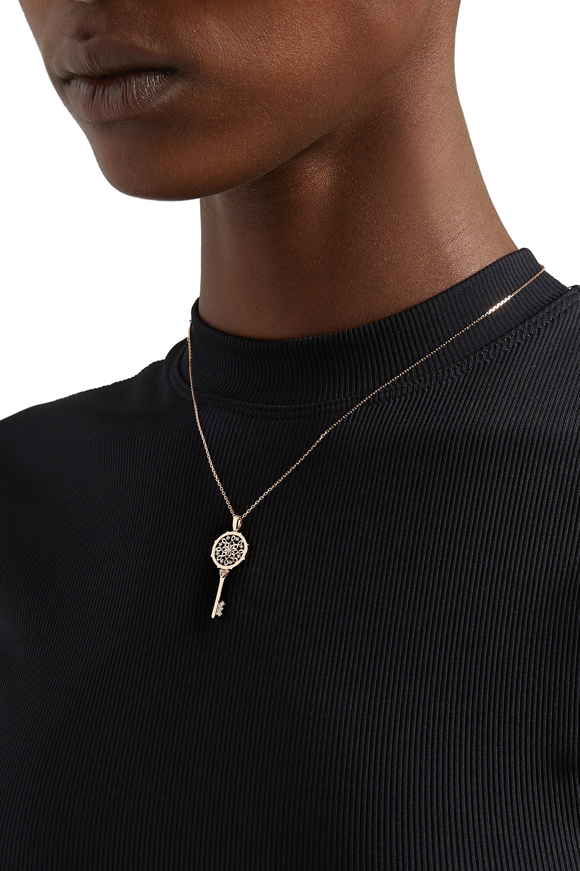 قلادة مفتاح تراث بدلاية صغيرة مرصعة بالماس، ذهب وردي عيار 18