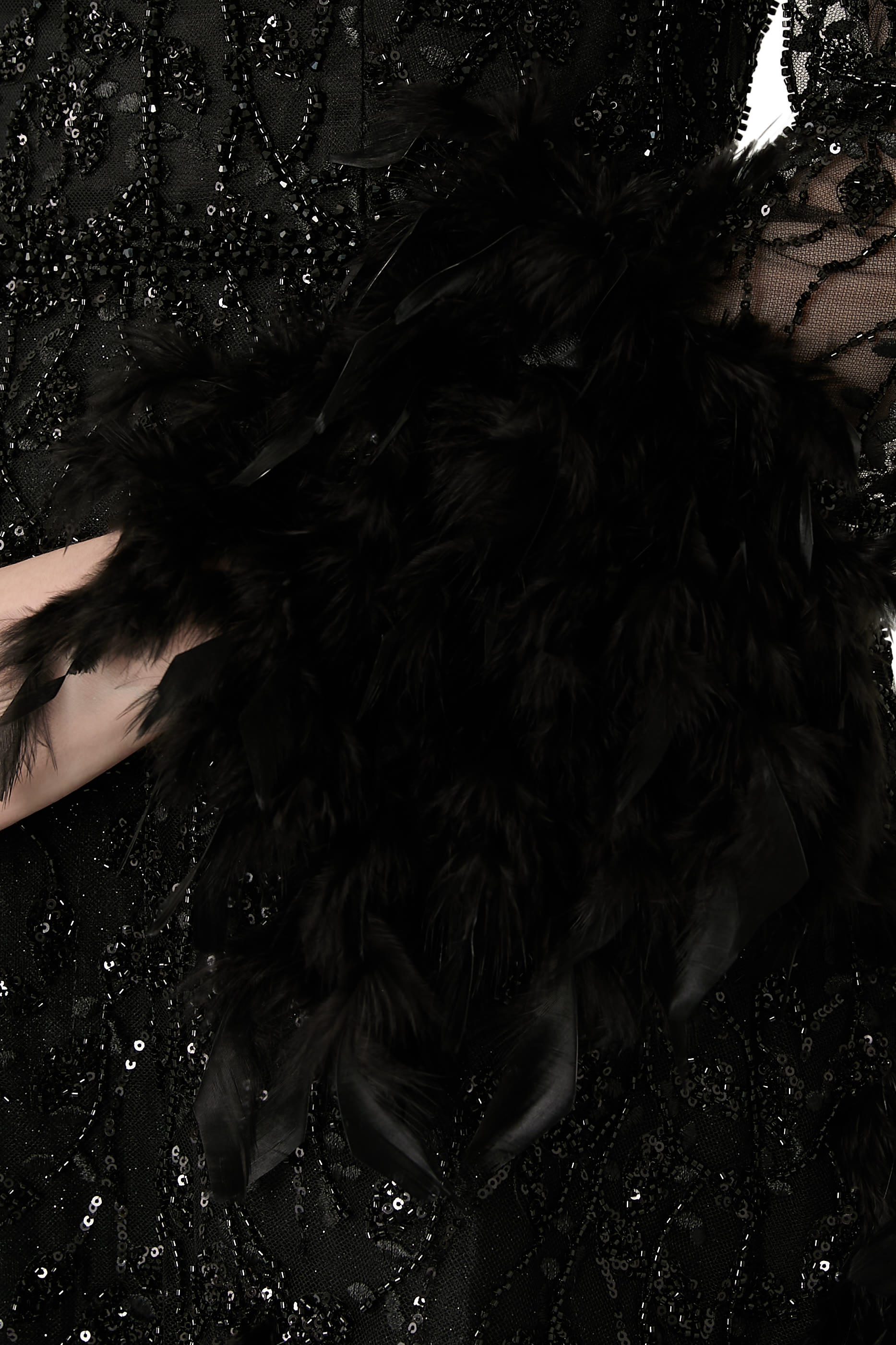 فستان سهرة بأكمام طويلة وخرز