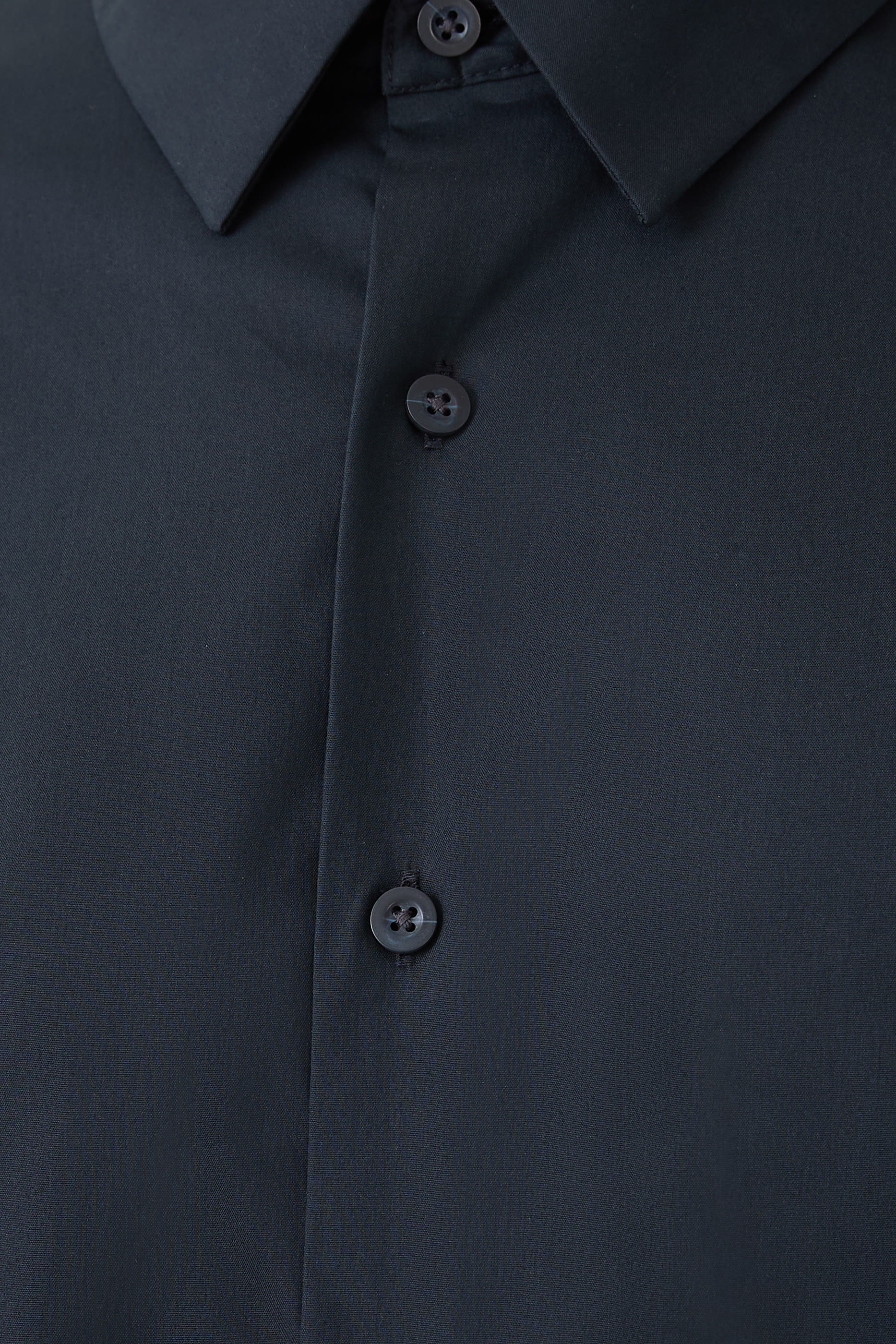 قميص بأكمام طويلة وجيبين