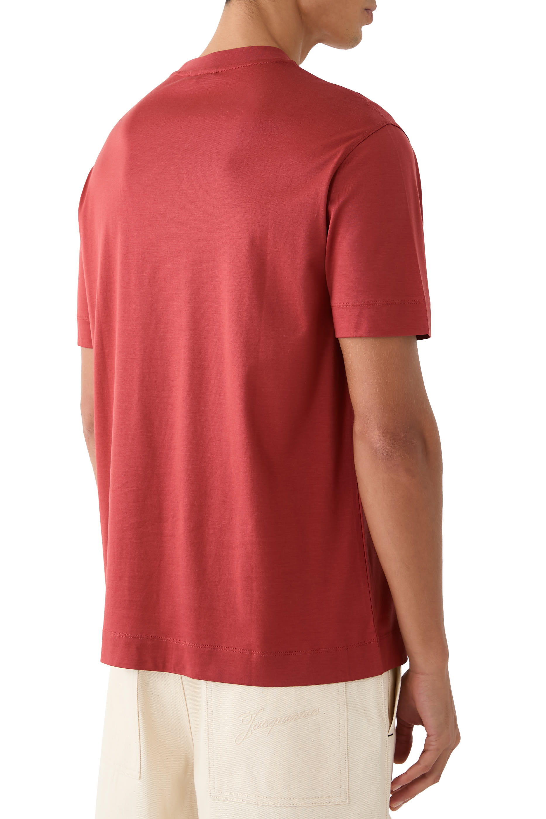 تيشيرت بأكمام قصيرة وشعار الماركة