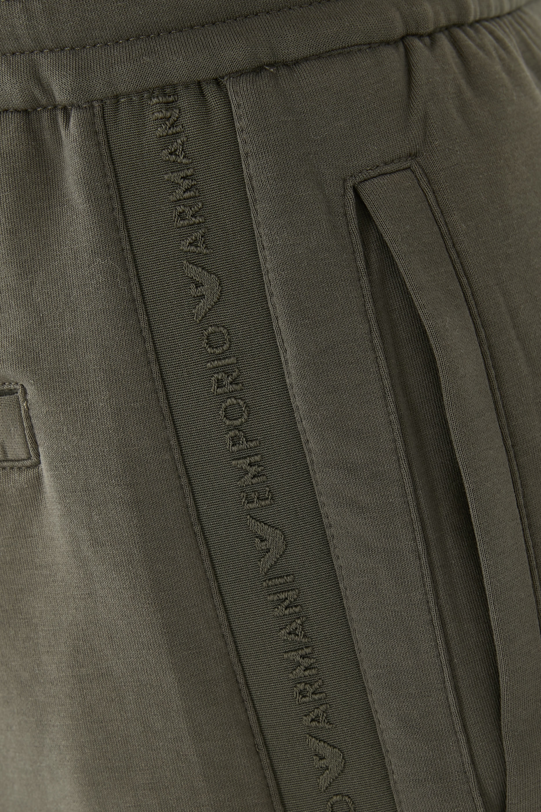 بنطال رياضي بشريط بشعار الماركة